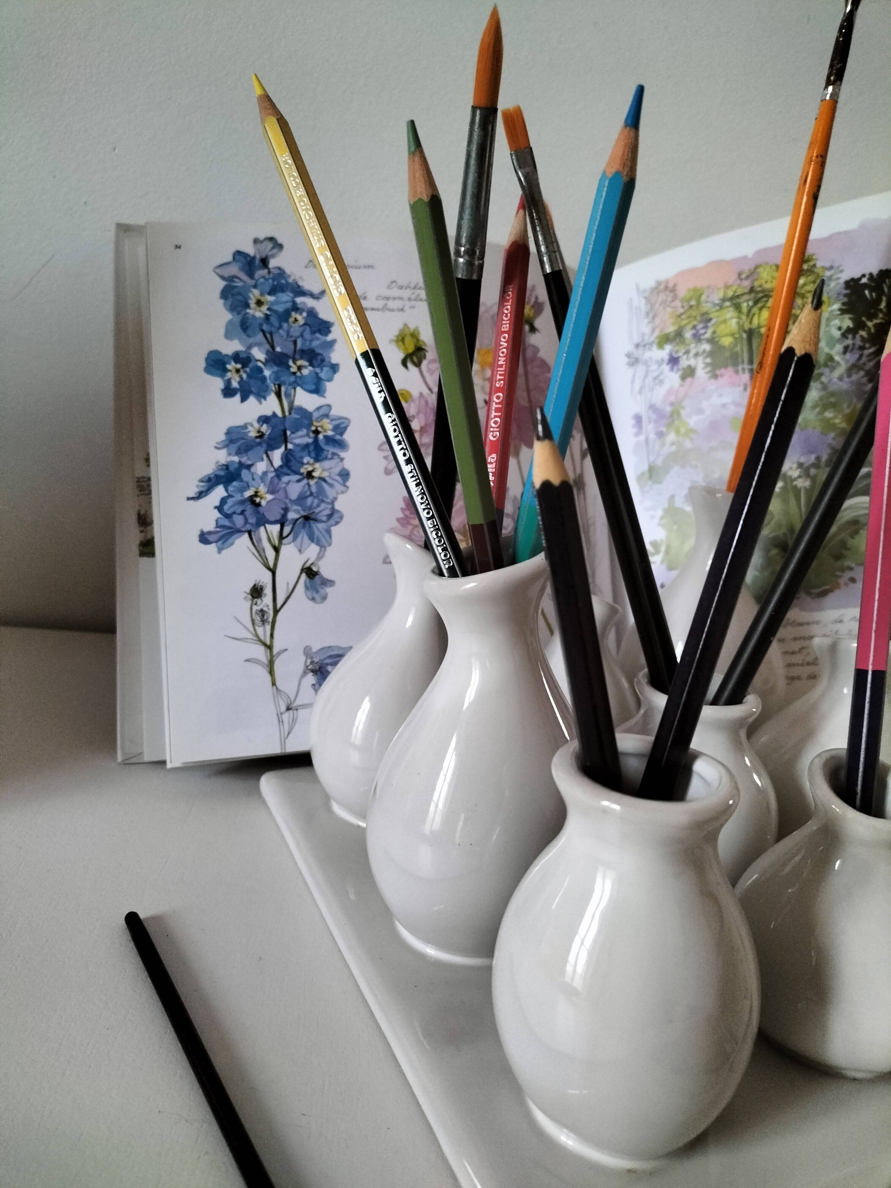 Multiple vintage white soliflore – centrepiece with 9 ceramic vases