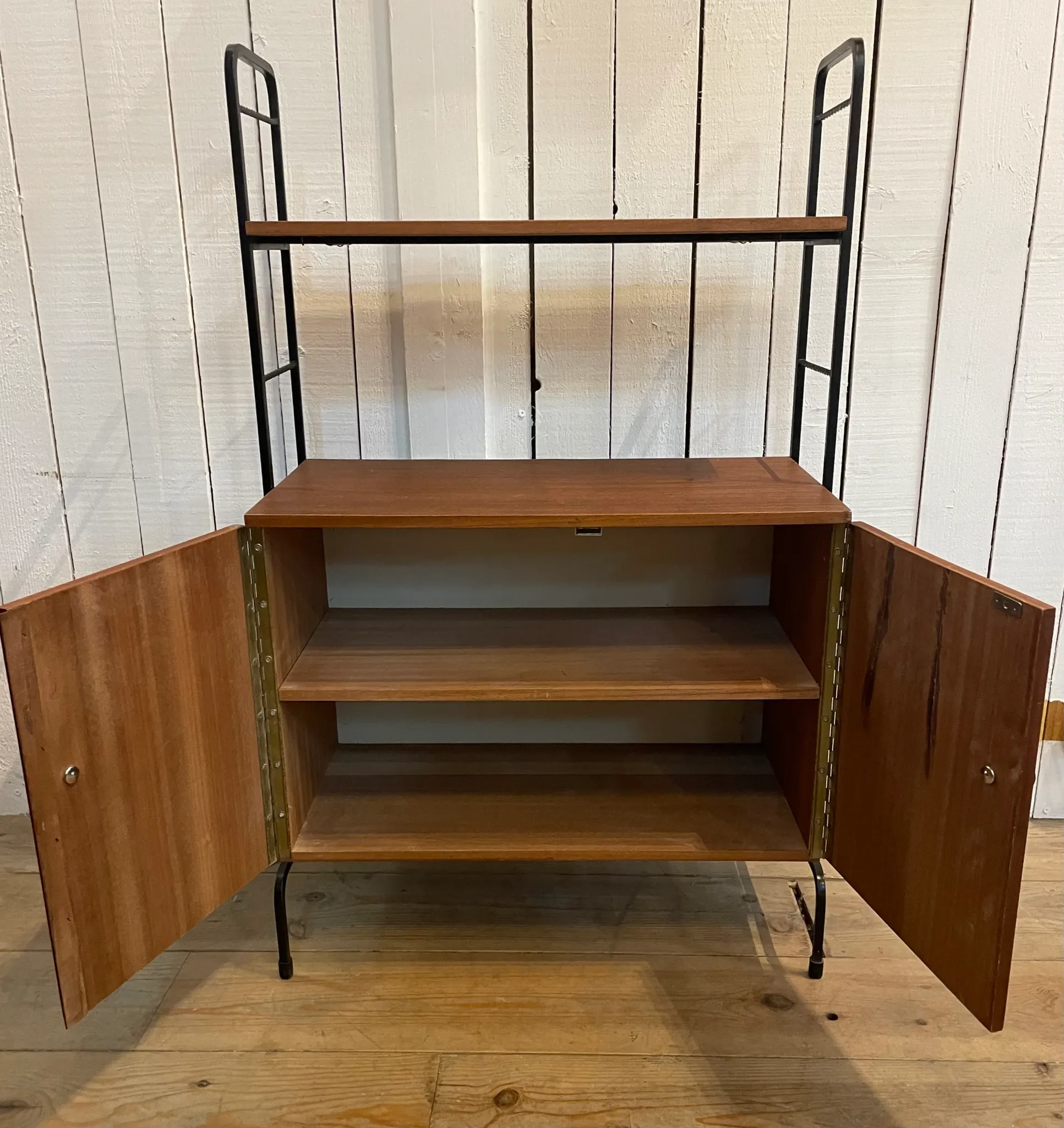 Small piece of furniture on legs