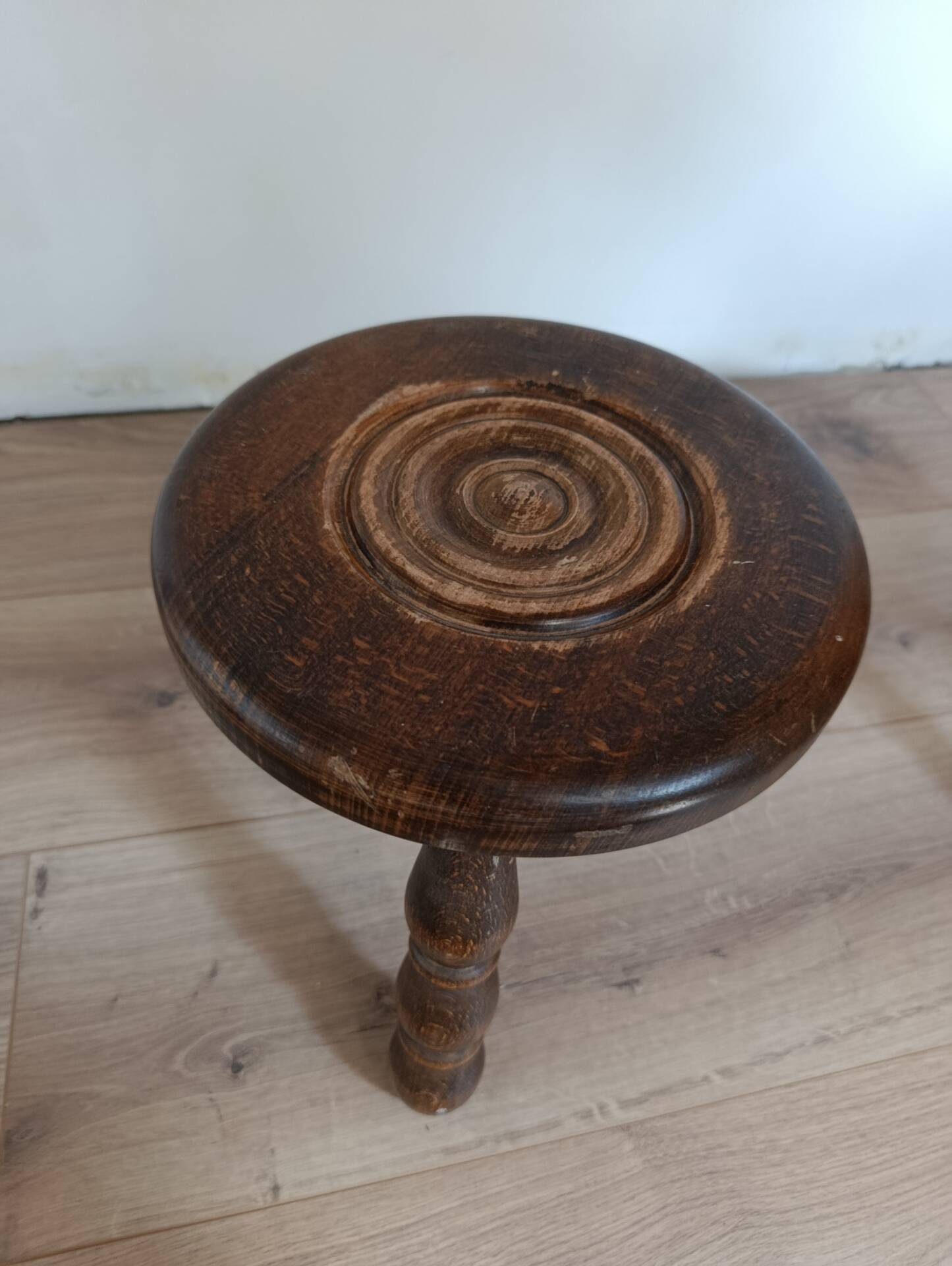 low tripod stool wood, bobbin leg, vintage