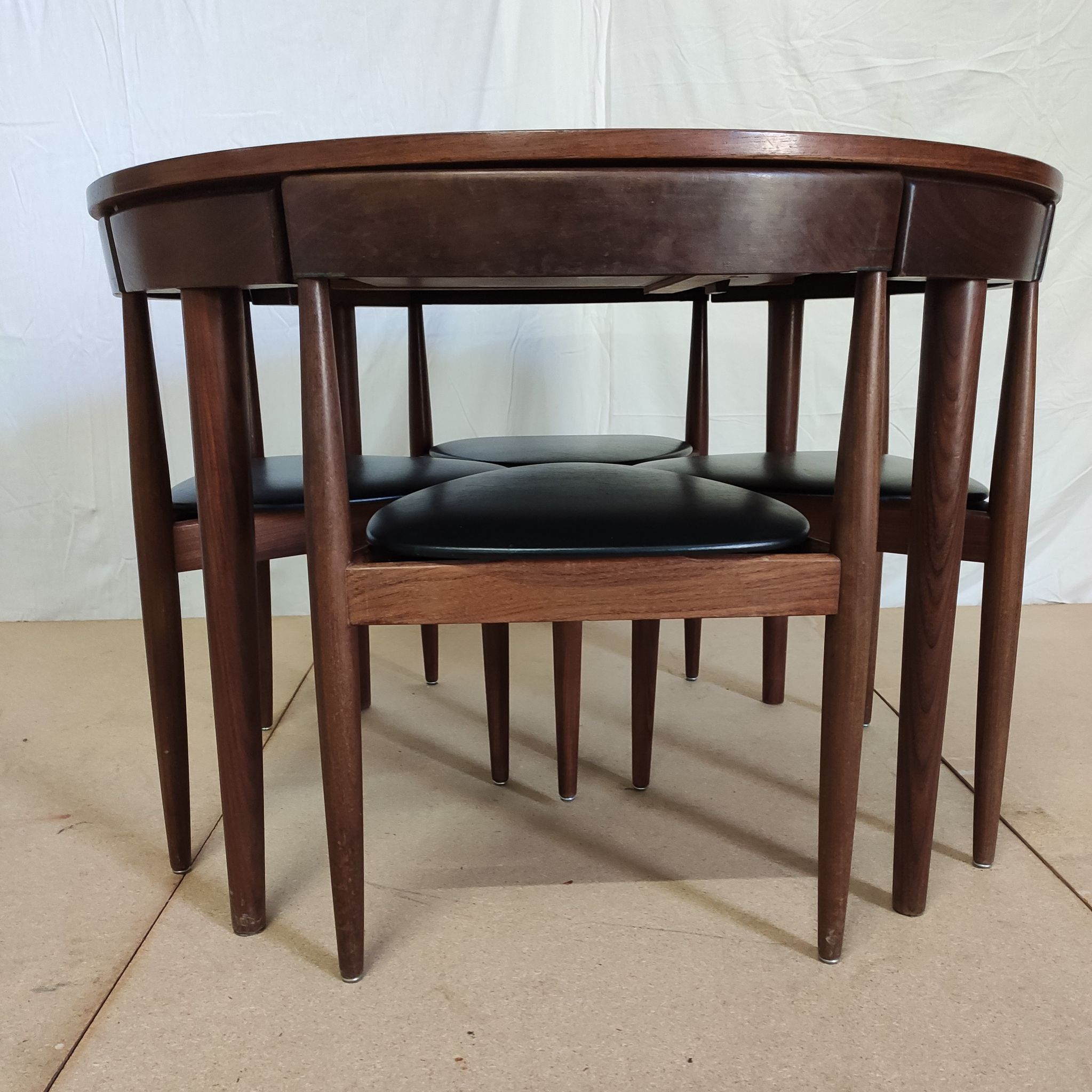 Table and 4 chairs by Hans Olsen for the Danish editions Frem R-jle