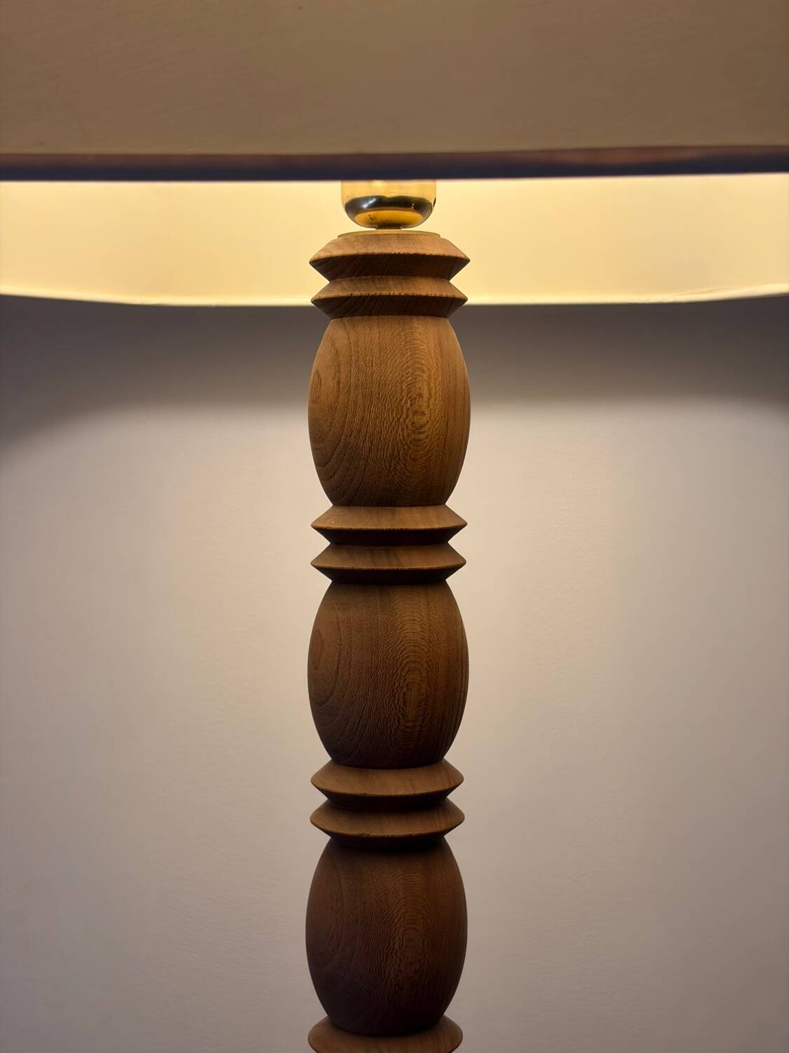 Lampadaire en bois tourné