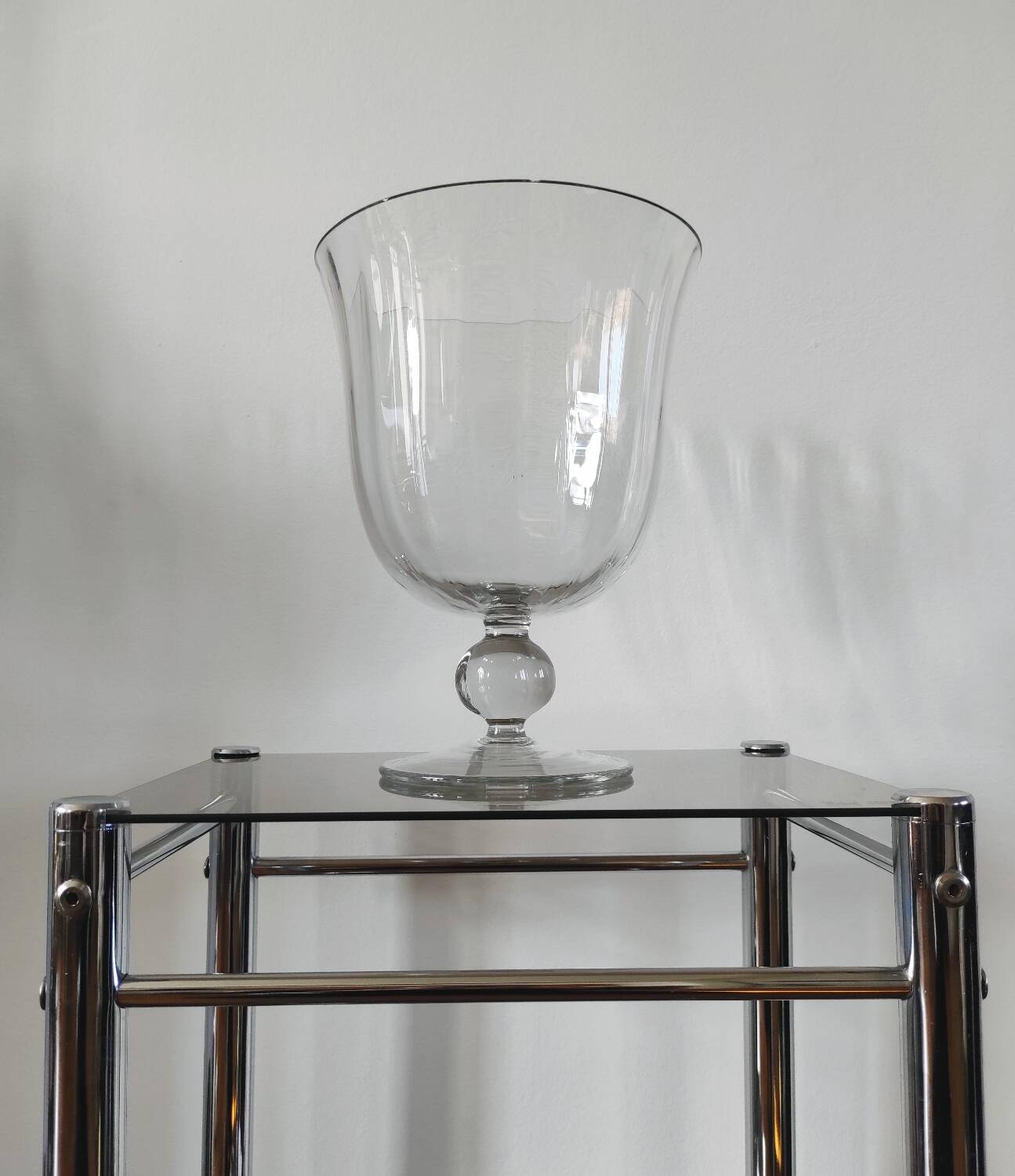 Large Médicis vase in transparent glass on a baluster base.