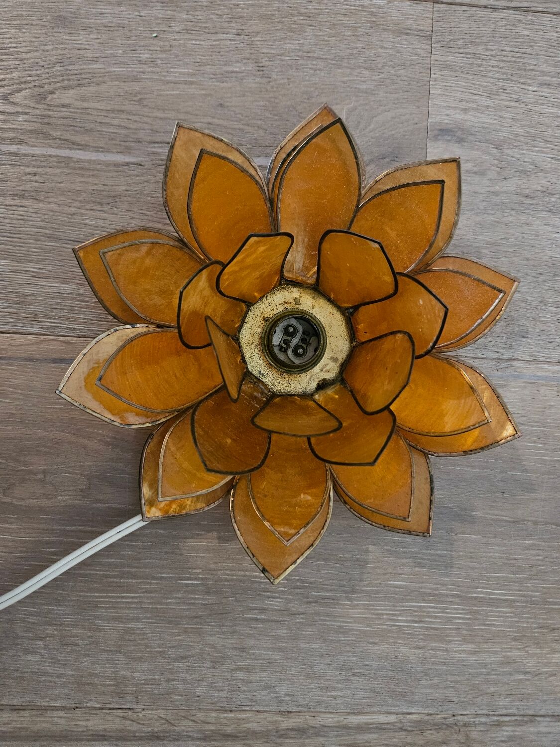 Table lamp in mother-of-pearl and brass