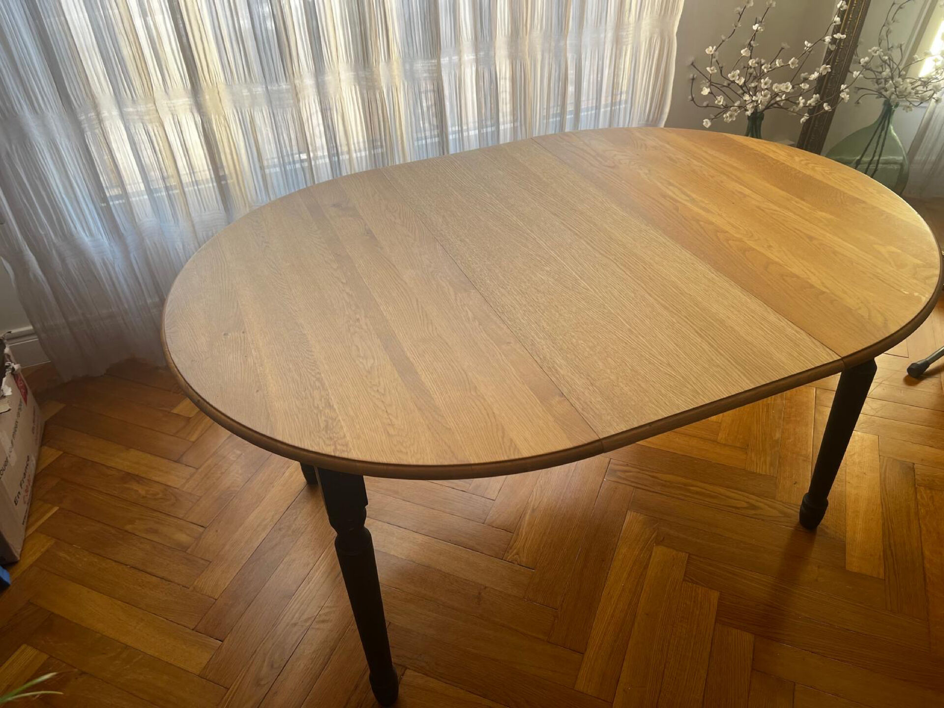 Extendable dining table for 4-8 people.