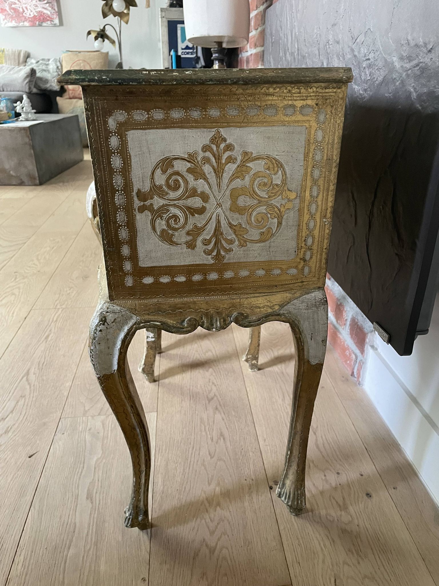 Bedside pair, 3 drawers, 1 drawer and a niche, painted golden wood, italian renaissance style