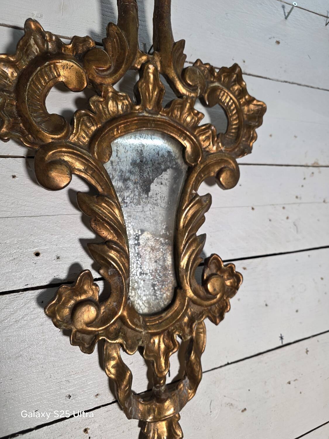 Italian mirror in gilded wood with gold leaf from the 18th century.