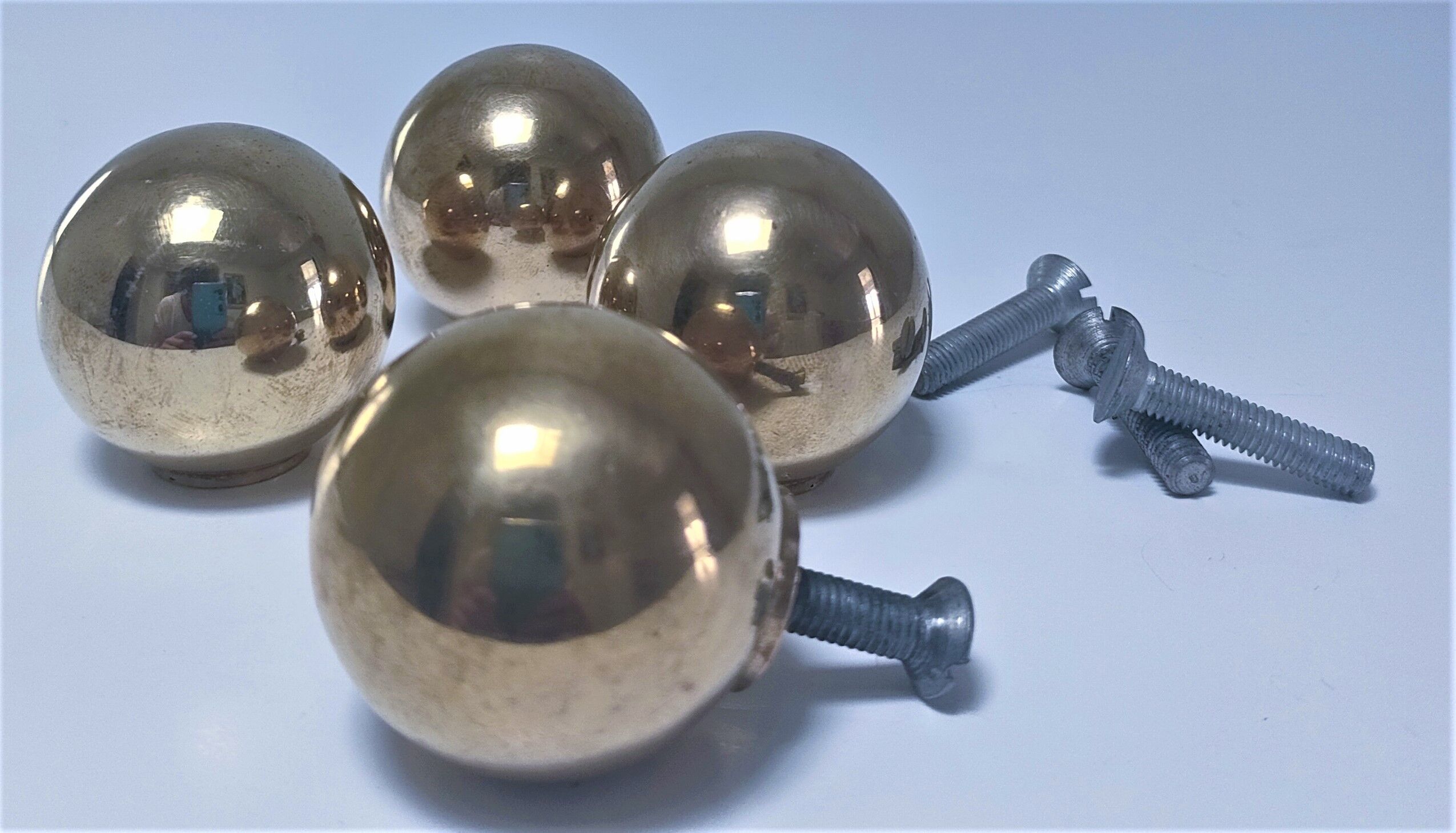 Quatre poignées boules laiton massif années 70