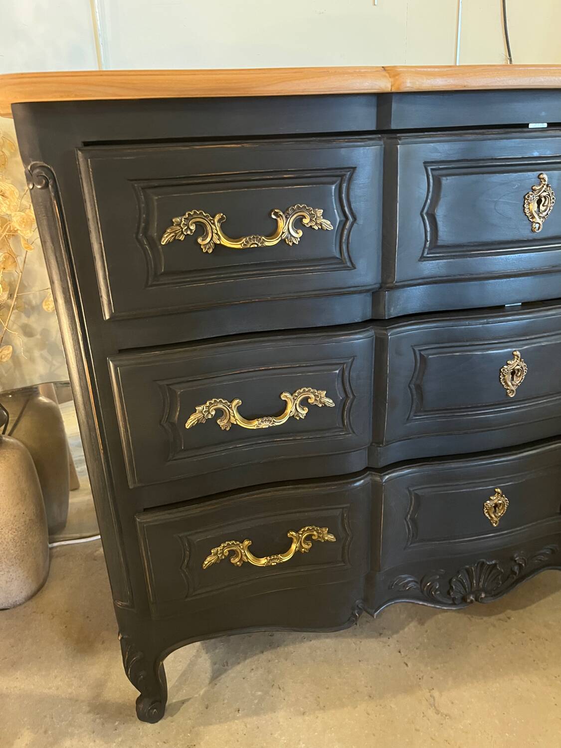 Black and wood chest of drawers