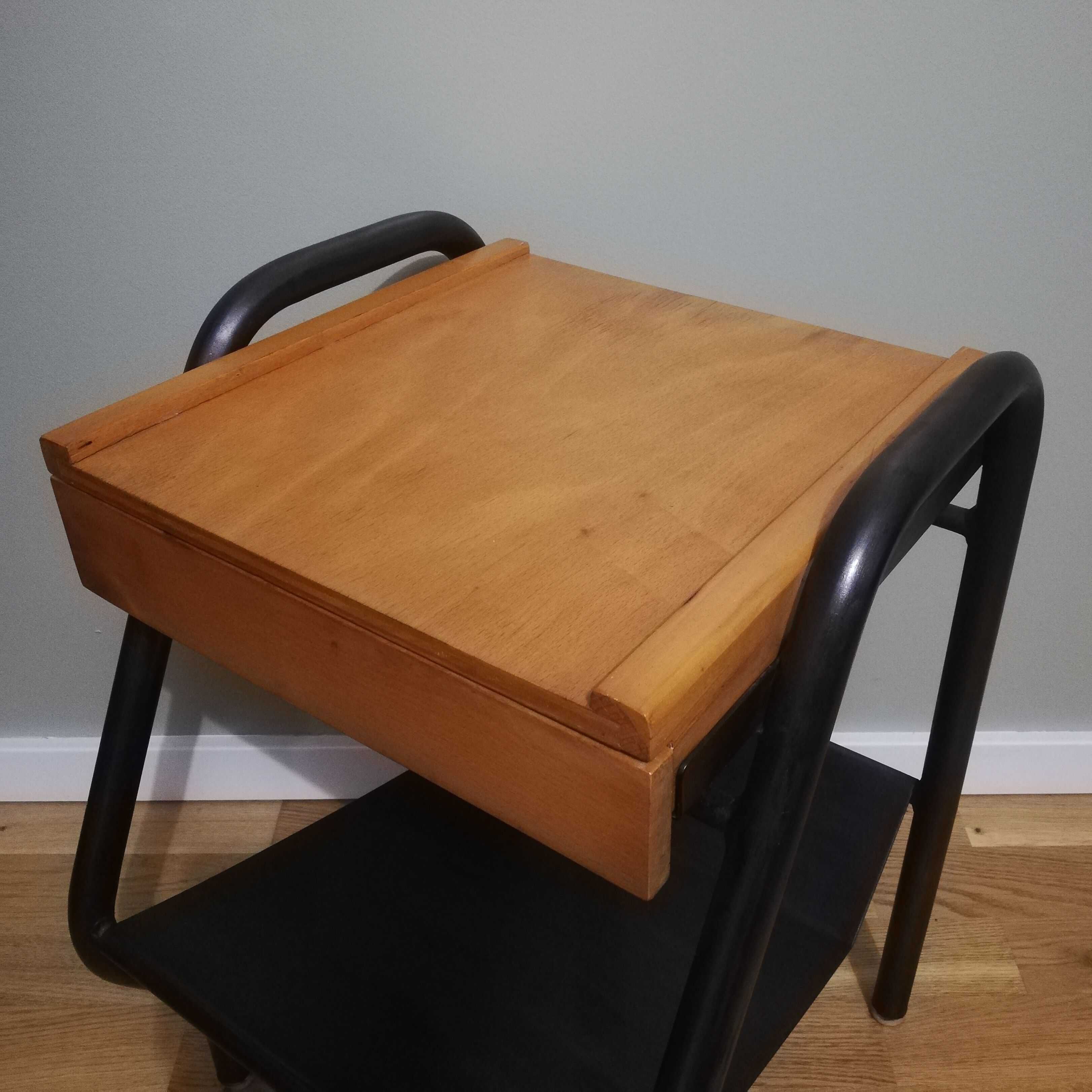 Boarding bedside table