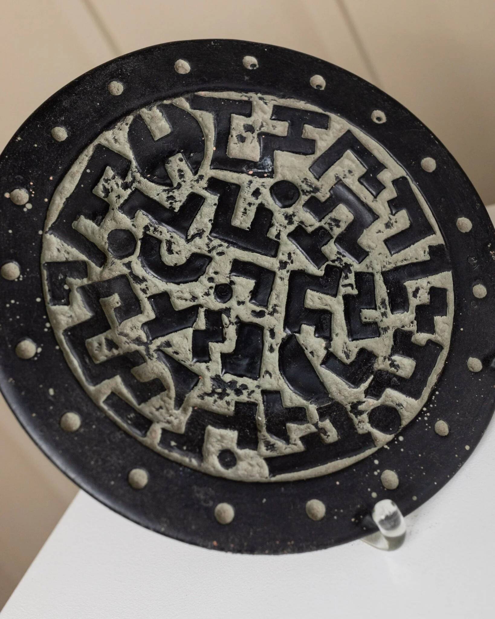 Black ceramic plate with beige geometric relief - 1970s Italian mid-century design