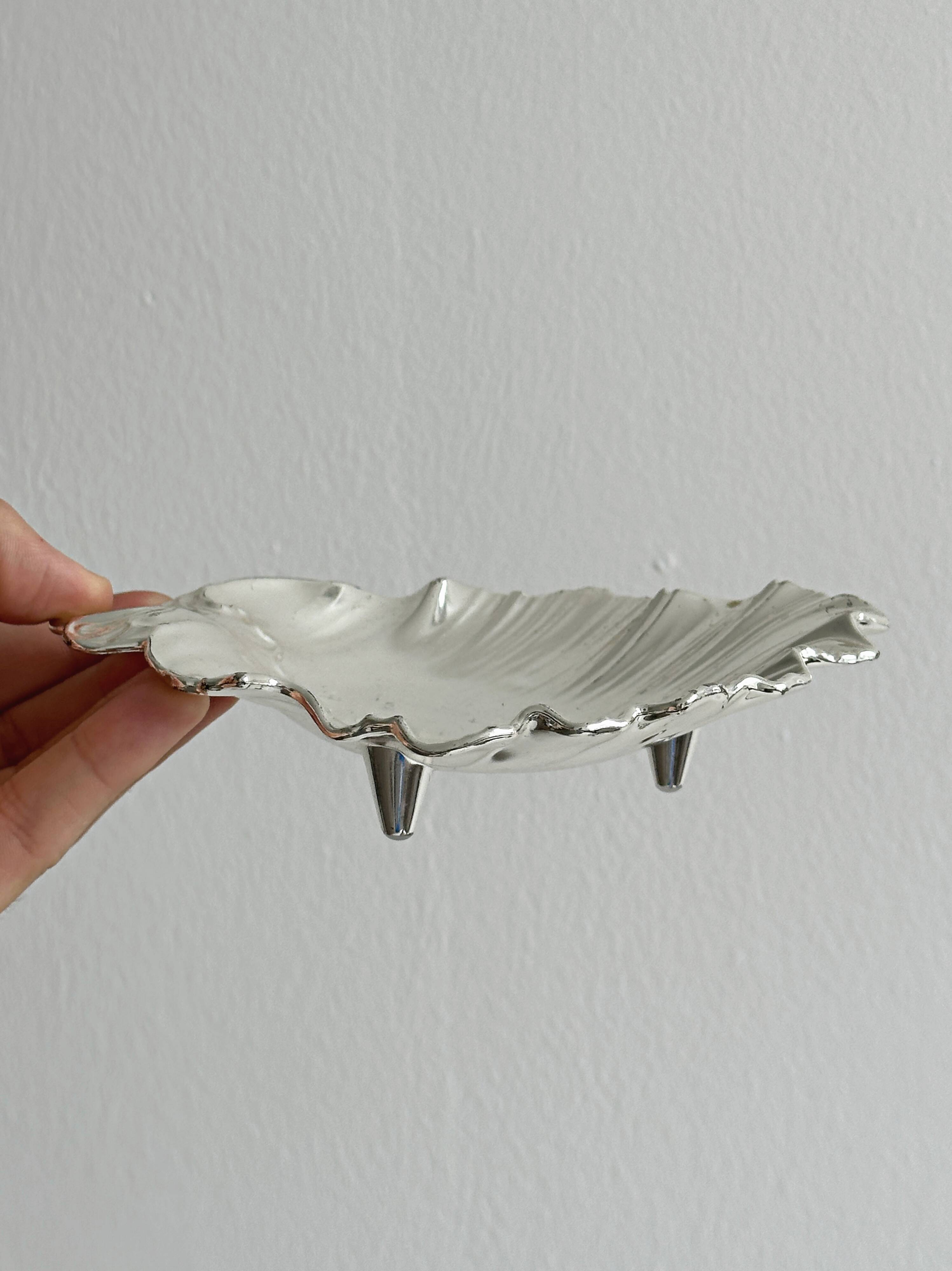 Vide-poche en forme de feuille en métal blanc argenté
