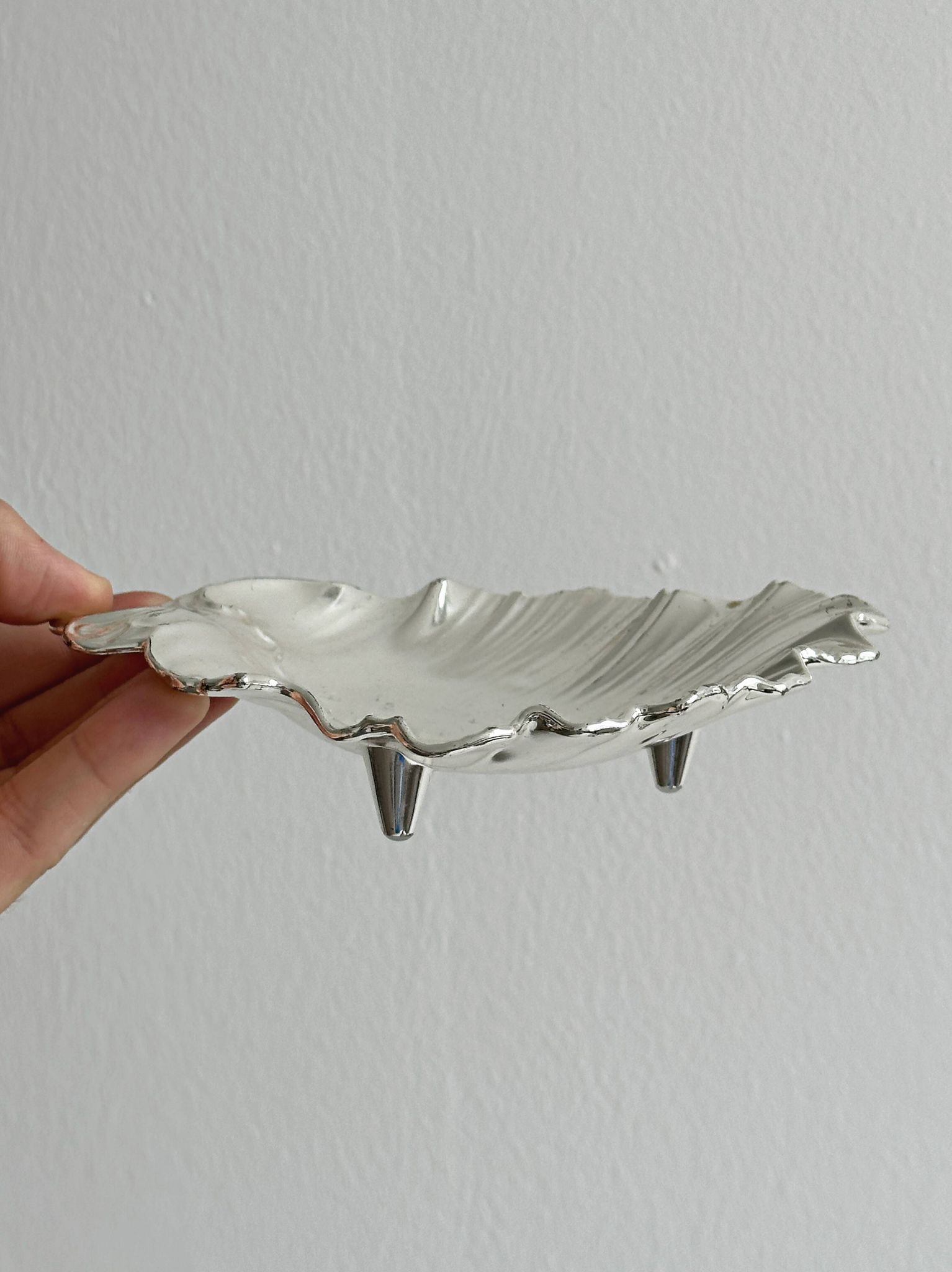 Vide-poche en forme de feuille en métal blanc argenté