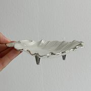 Vide-poche en forme de feuille en métal blanc argenté