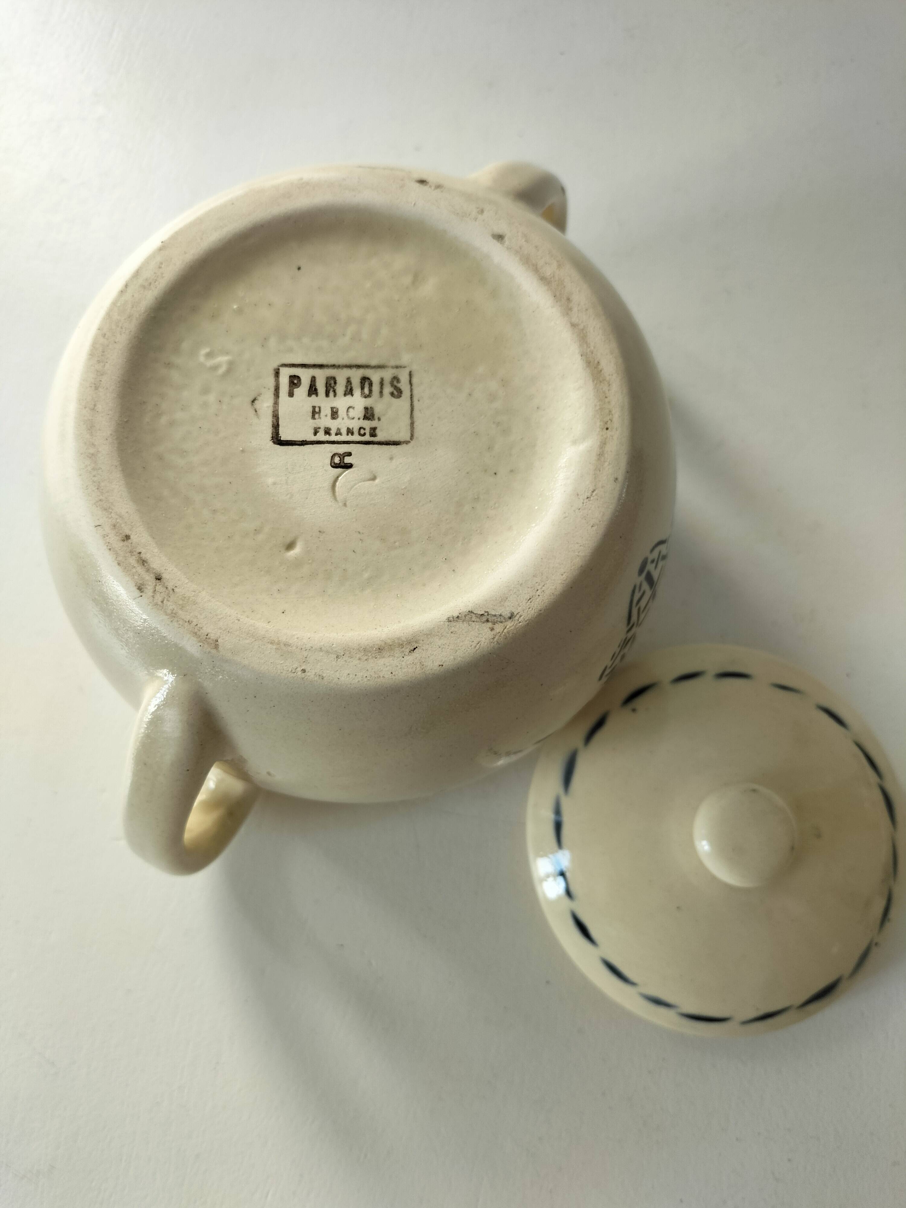 Sucrier HBCM modèle Paradis en terre de fer décor panier bleu