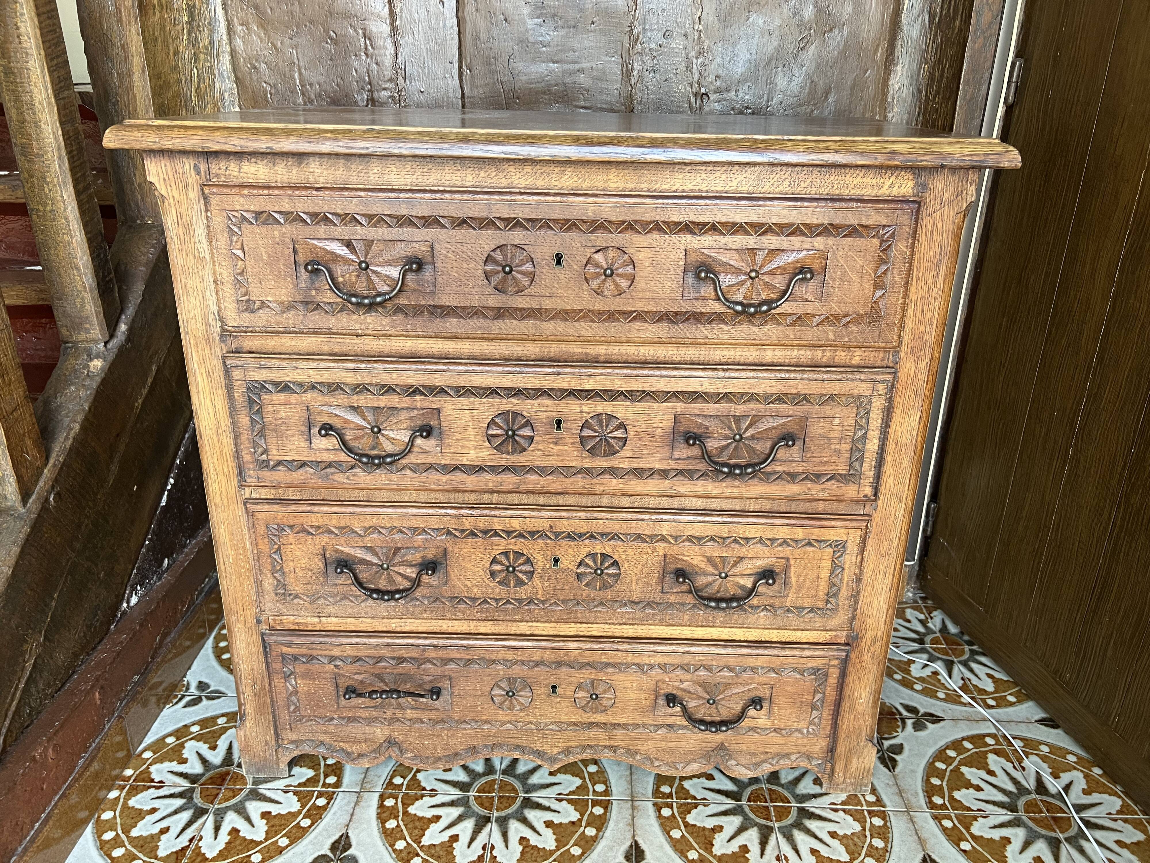 Commode en chêne de style breton 4 tiroirs