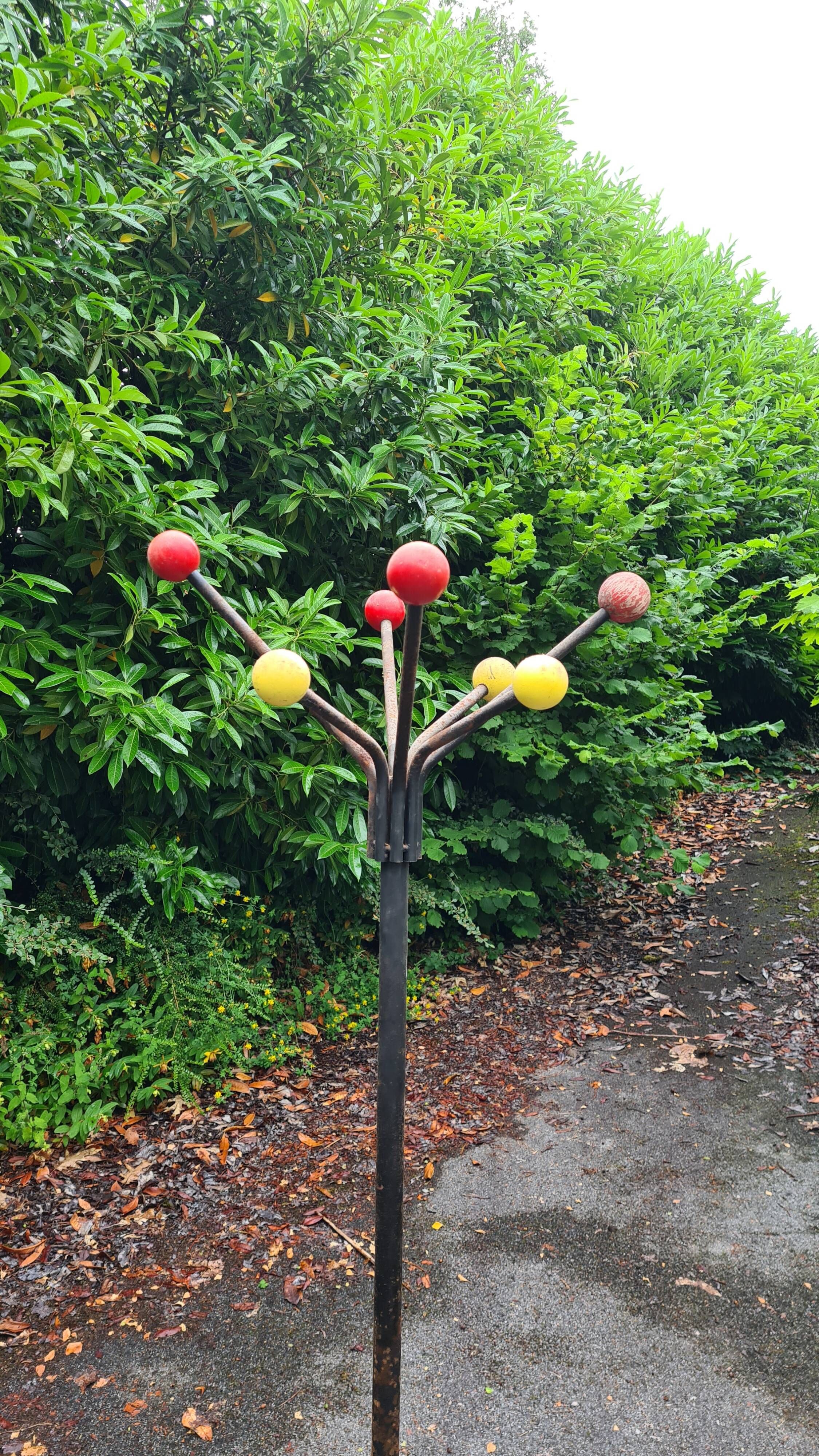 Atomic coat rack in metal and wooden balls / 1950s