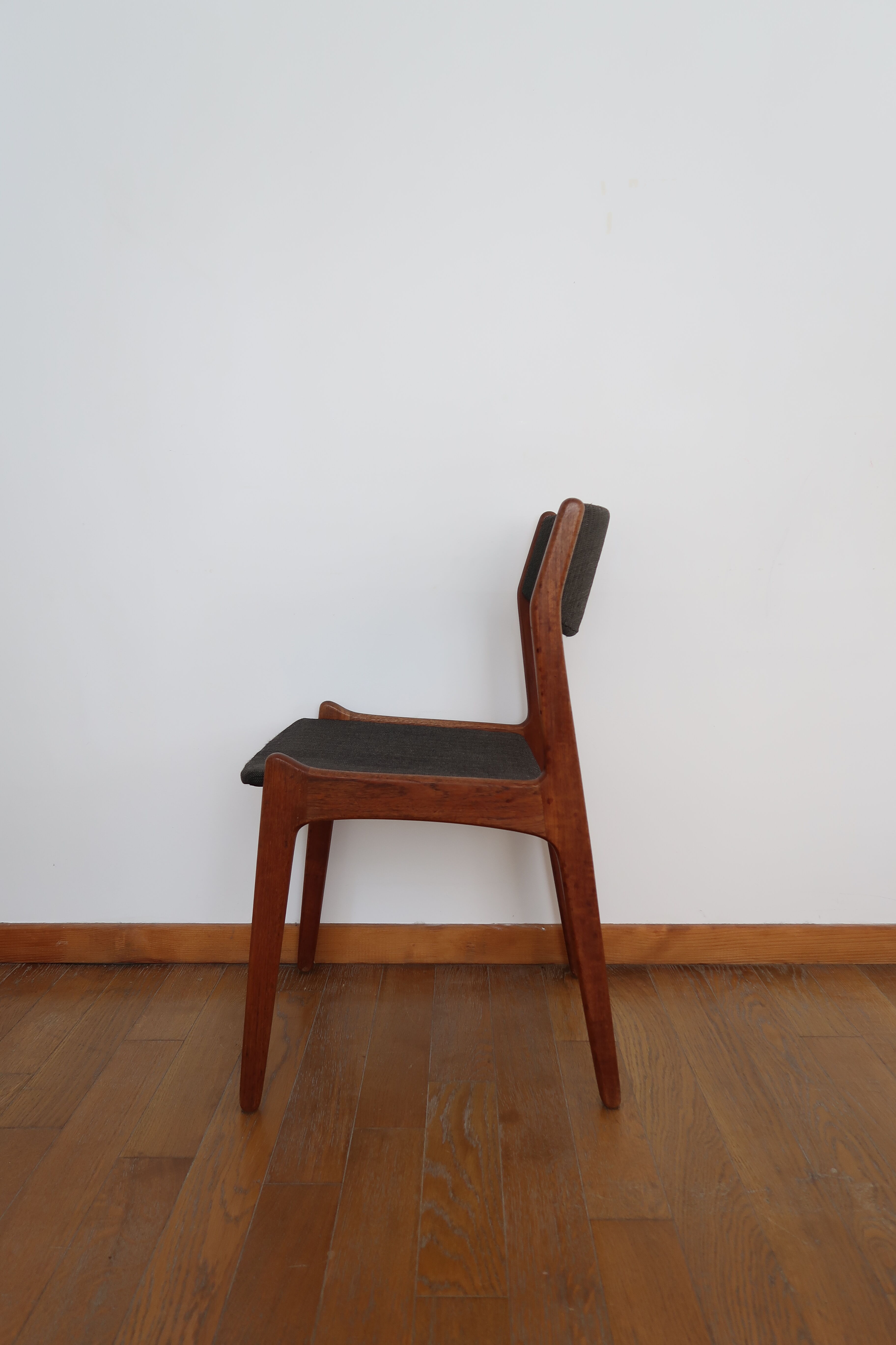 4 chaises vertes danoises estampillées