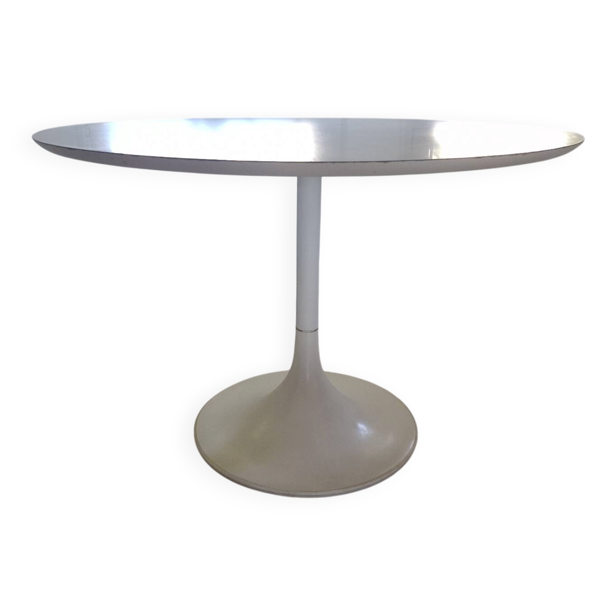 Tulip leg round table