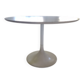 Tulip leg round table