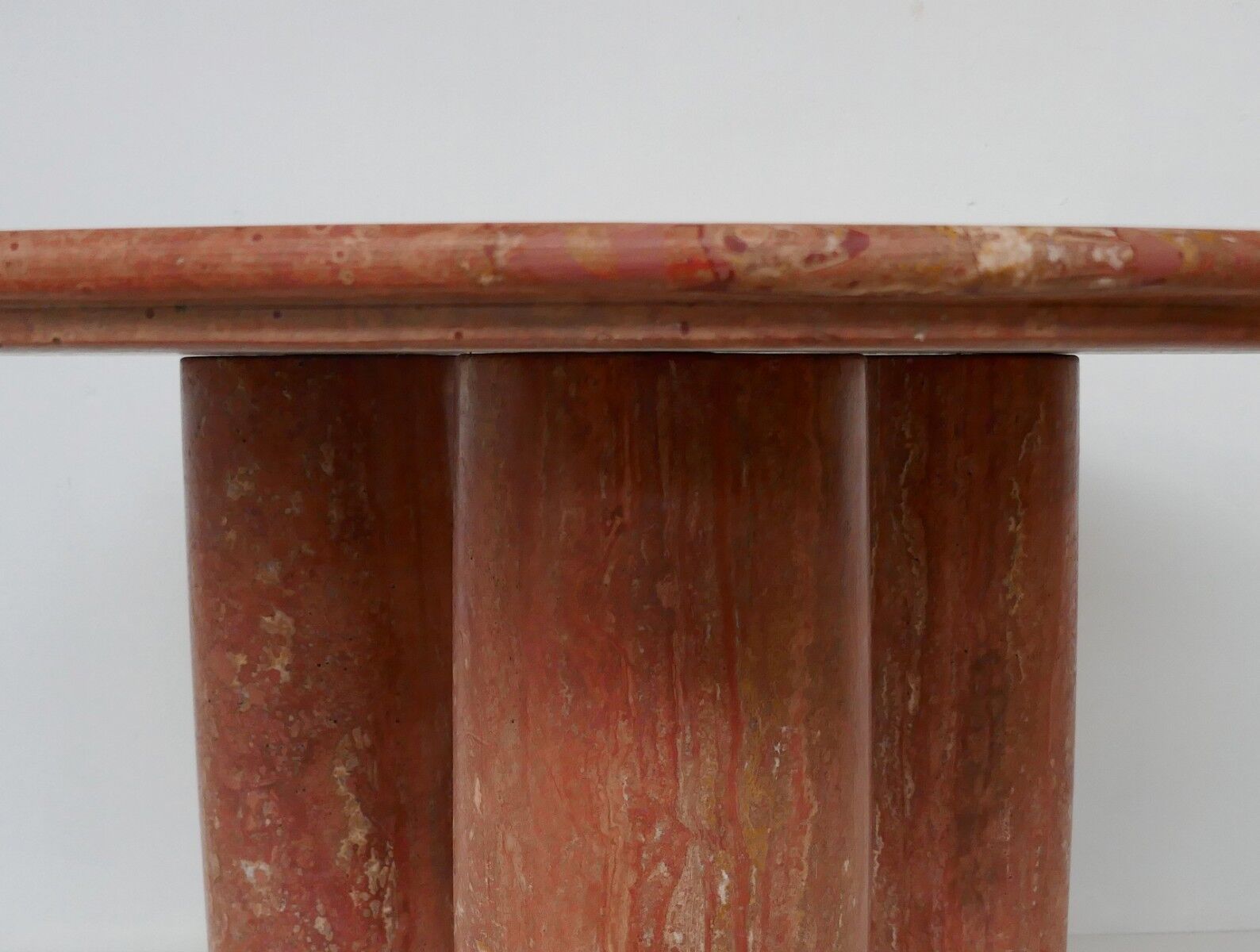 Table travertin rouge « Il Colonnato » par Mario Bellini pour Cassina