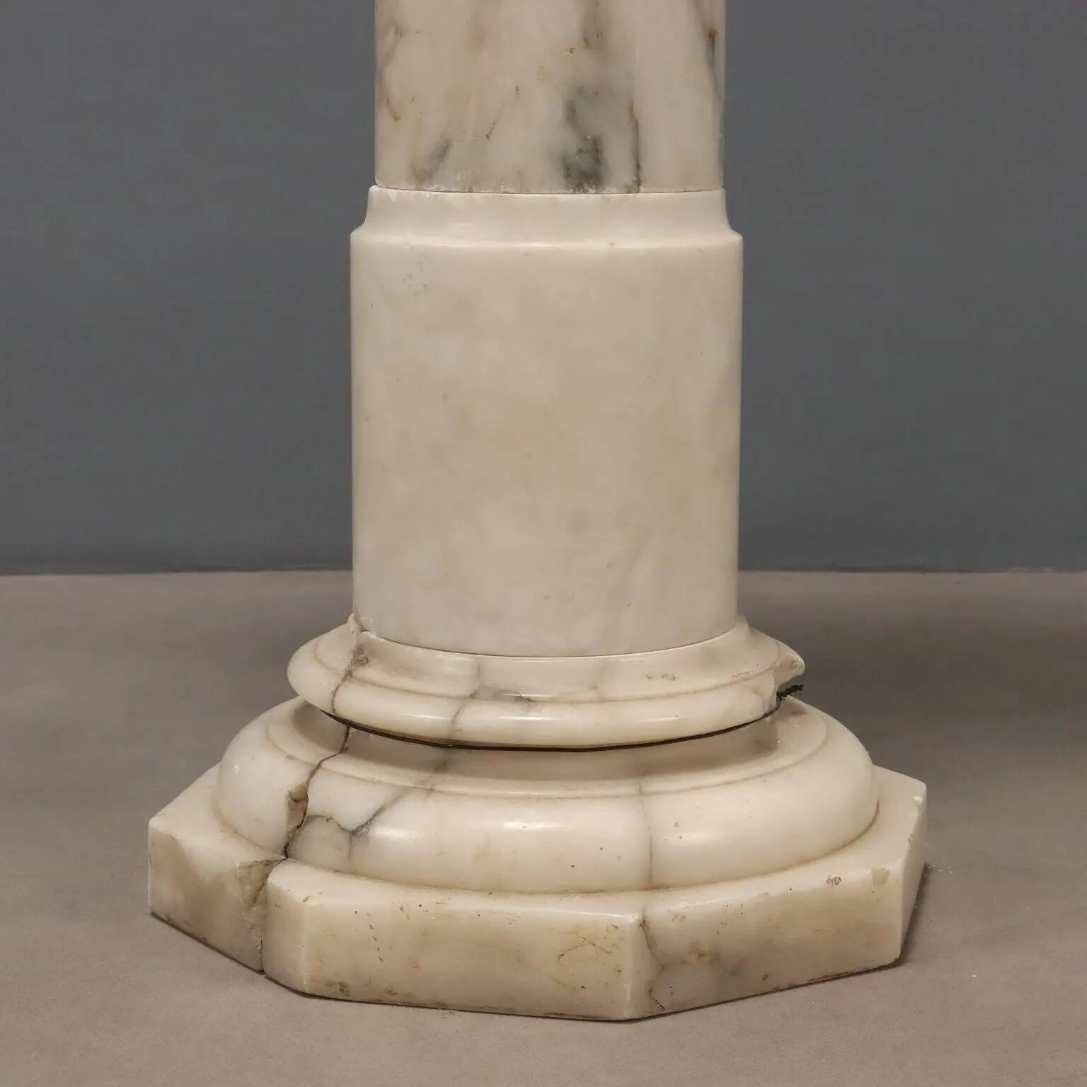 Colonne ancienne en albâtre à décorations géométriques XIXe siècle