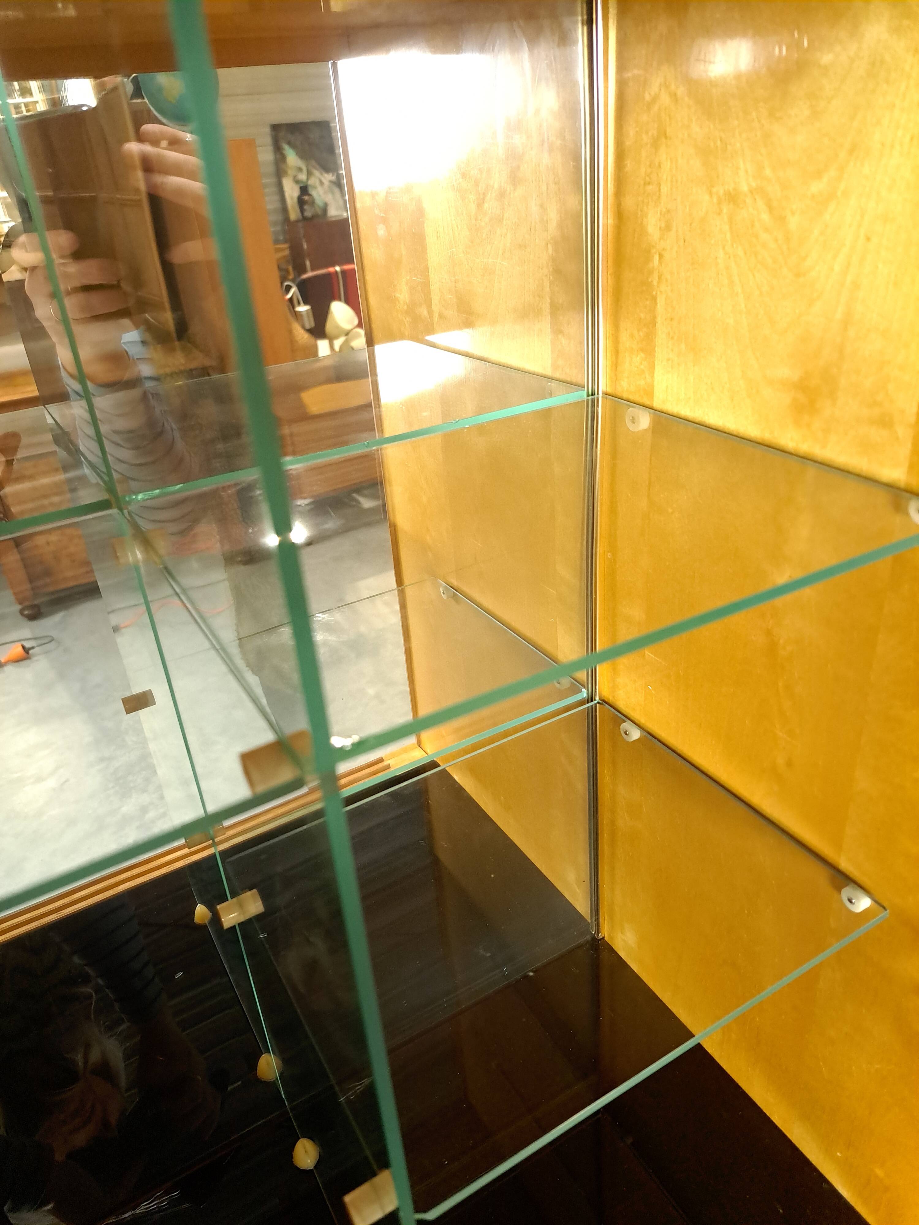Jitona design vitrinekast met 2 kleuren fineer en schuifdeuren