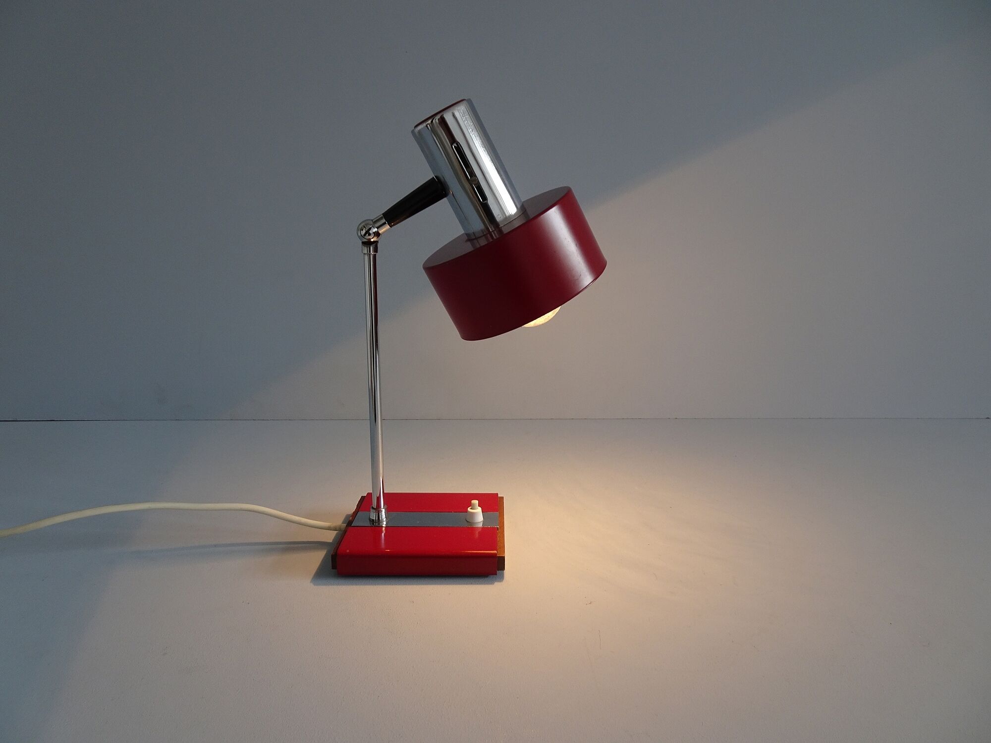 Mid century desk lamp burgundy with chrome and wood, red table lamp 1960s