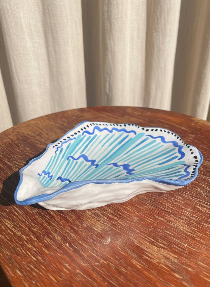 Lot of 2 oyster-shaped bowls.