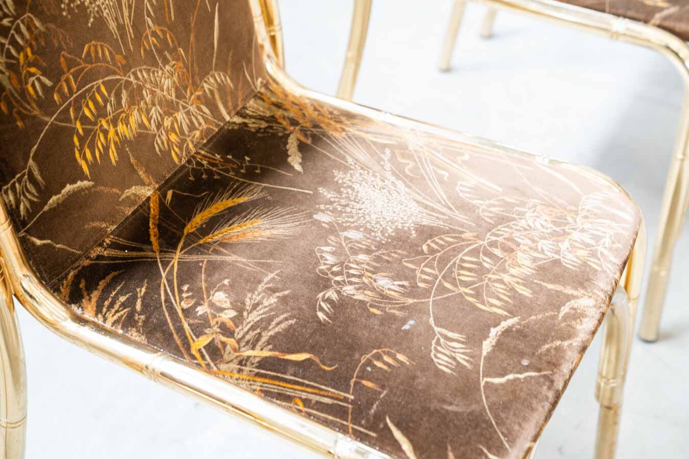 Table peinte en or et 4 chaises en tissu d'origine