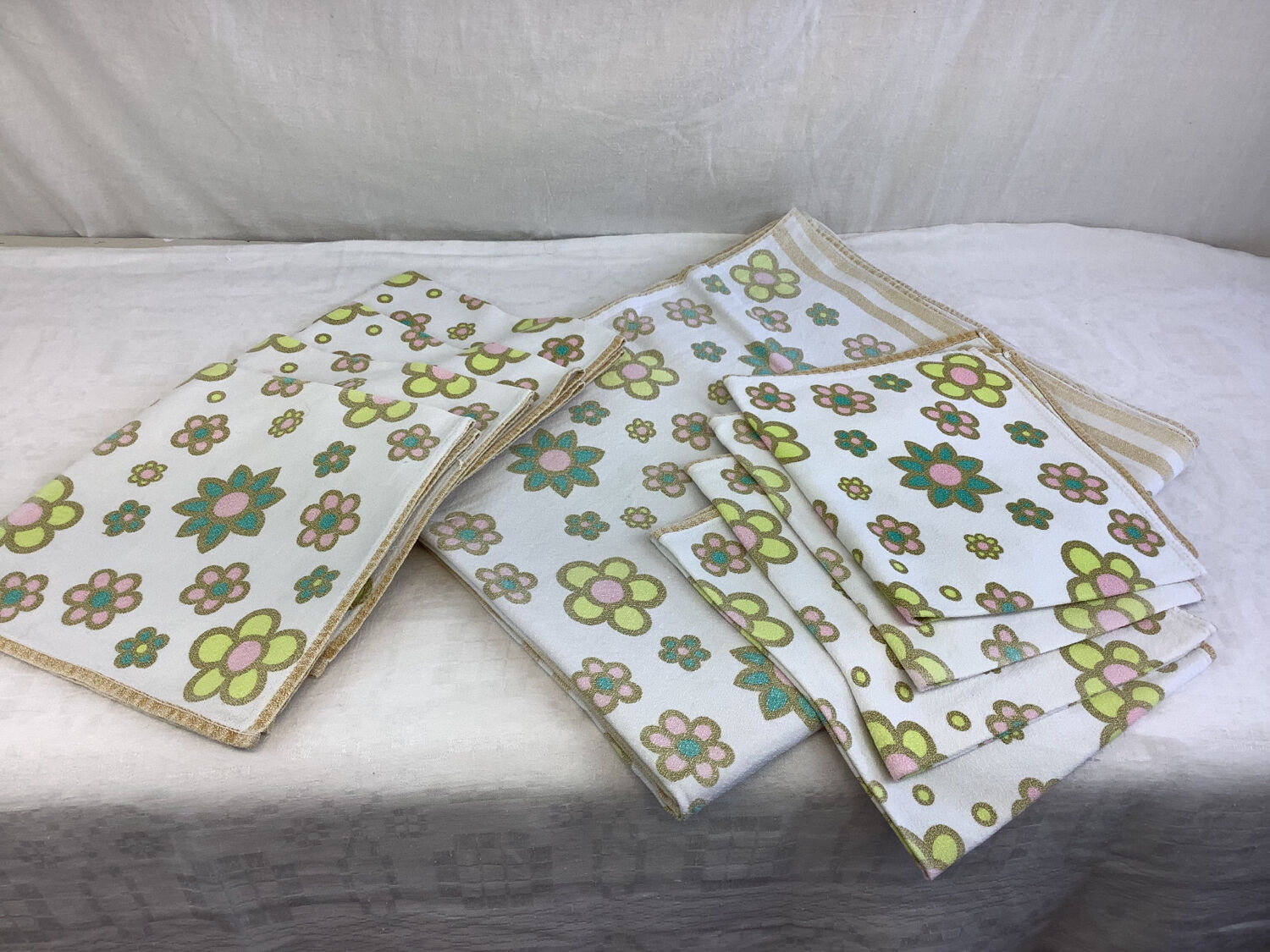 Vintage rectangular tablecloth & 8 towels