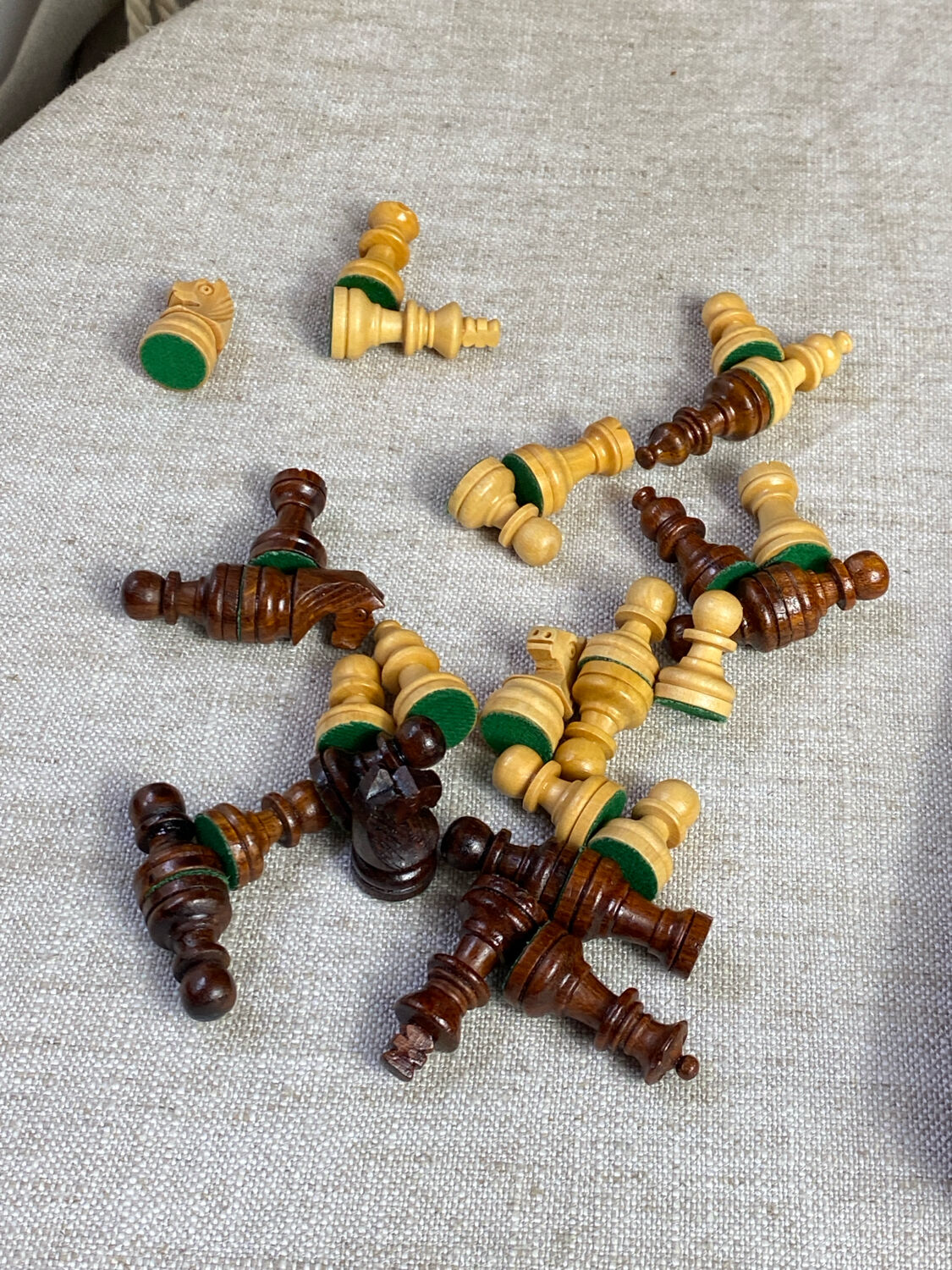 Travel chess set, in marquetry, magnetic pieces