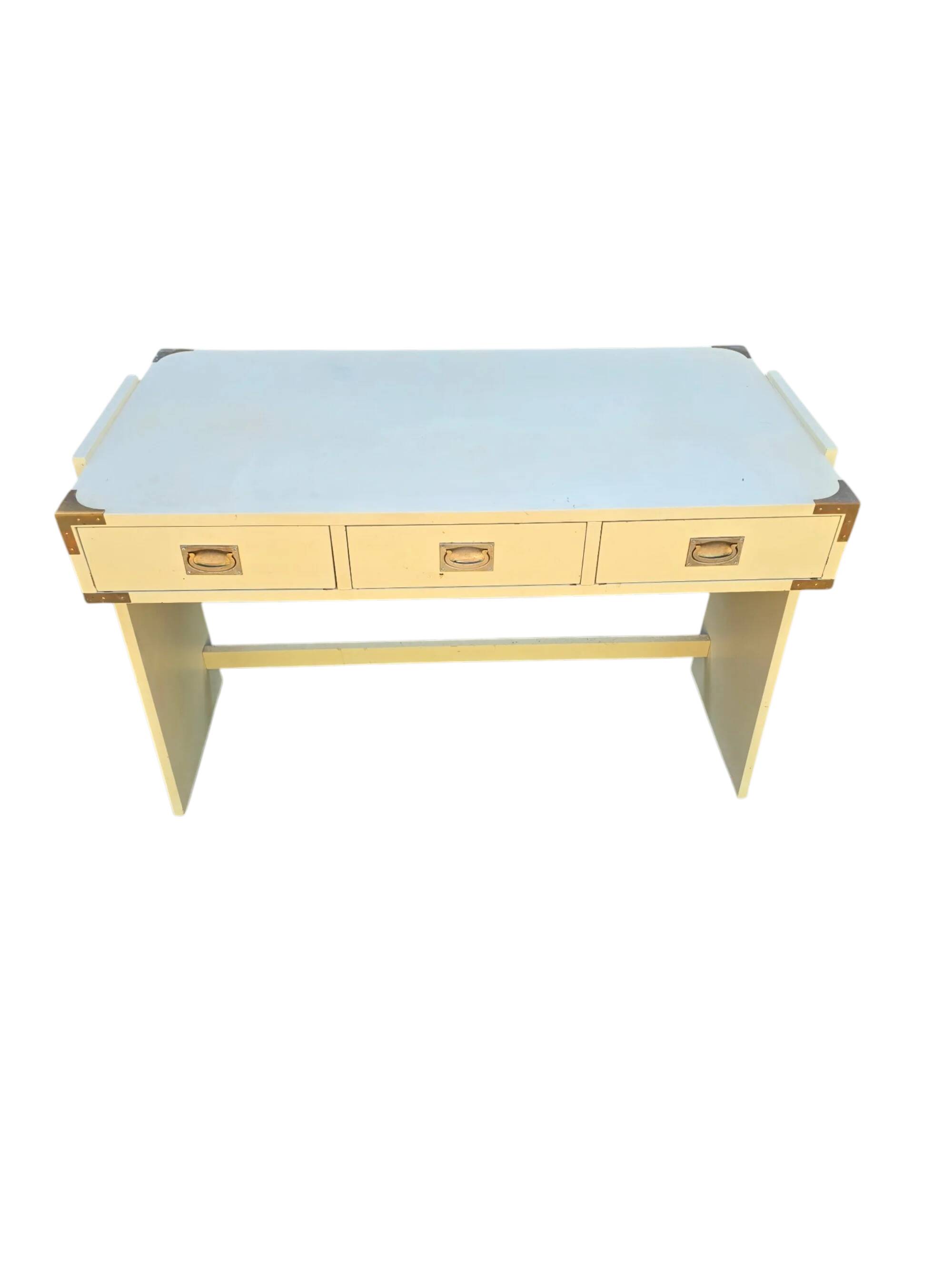 Bureau vintage campagne bois crème et laiton