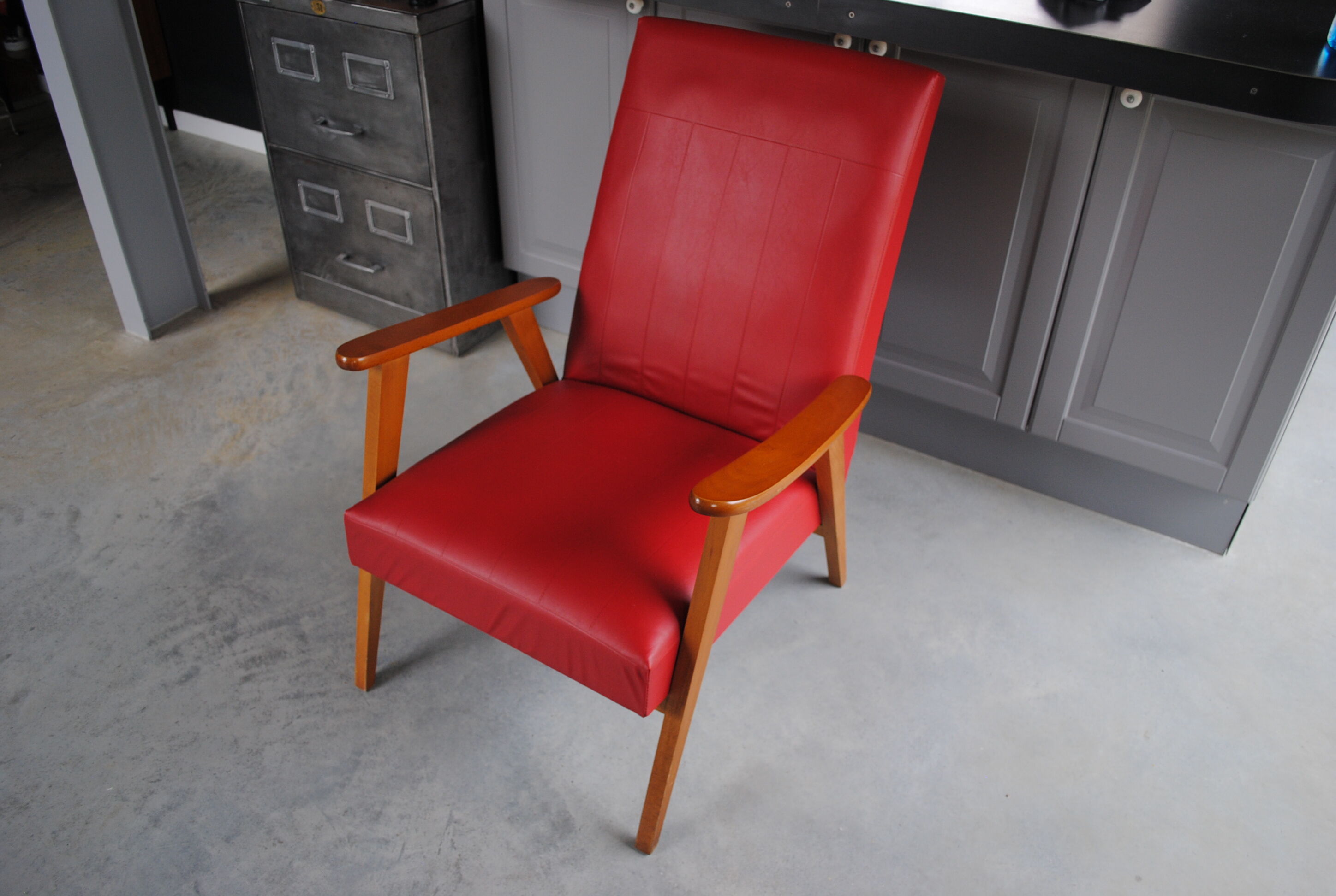 Fauteuil en skaï rouge années 60