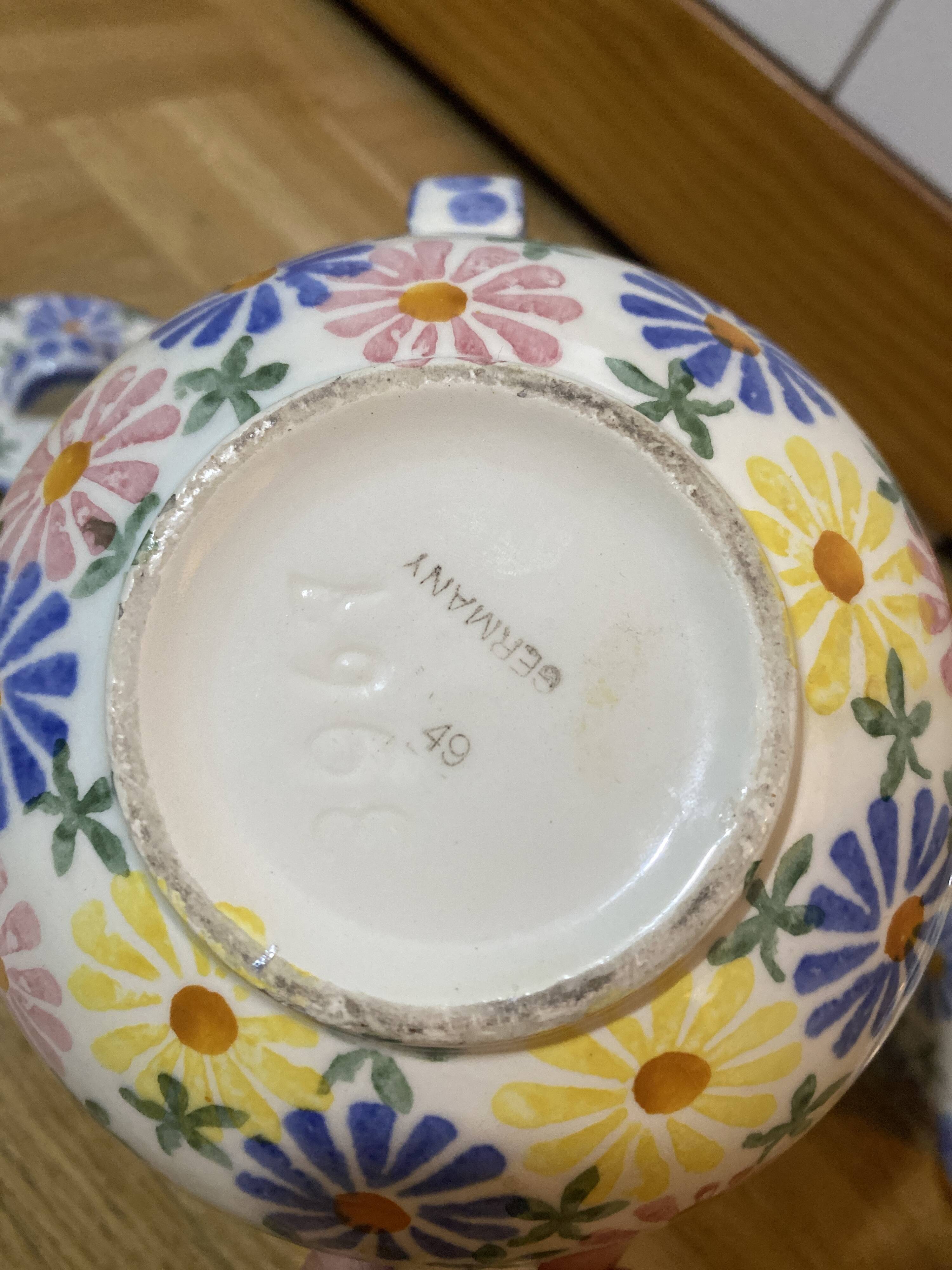 Cream pot and sugar bowl set from the 1930s.