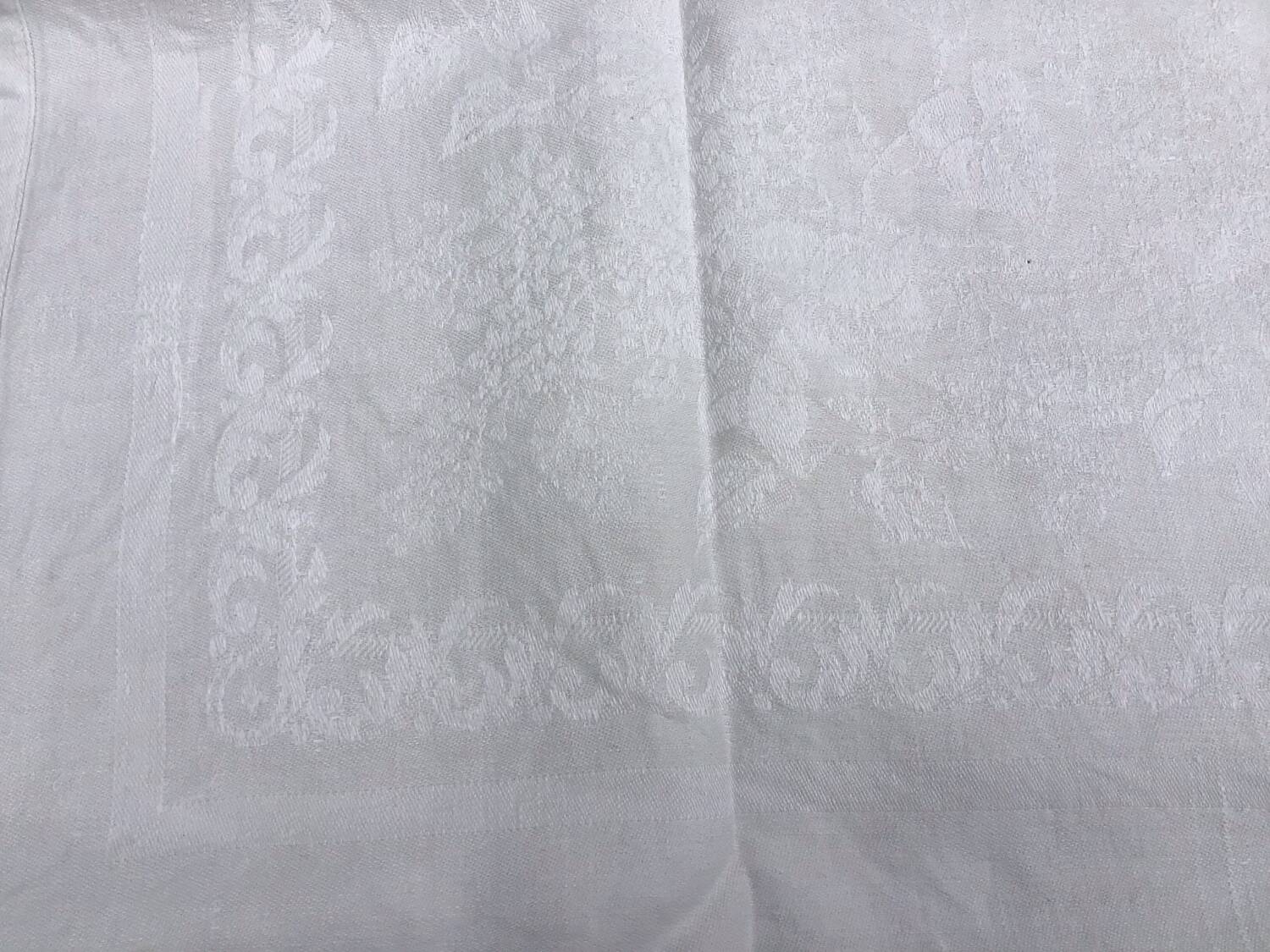 Nappe vintage blanche aux lilas, monogrammée  GSS