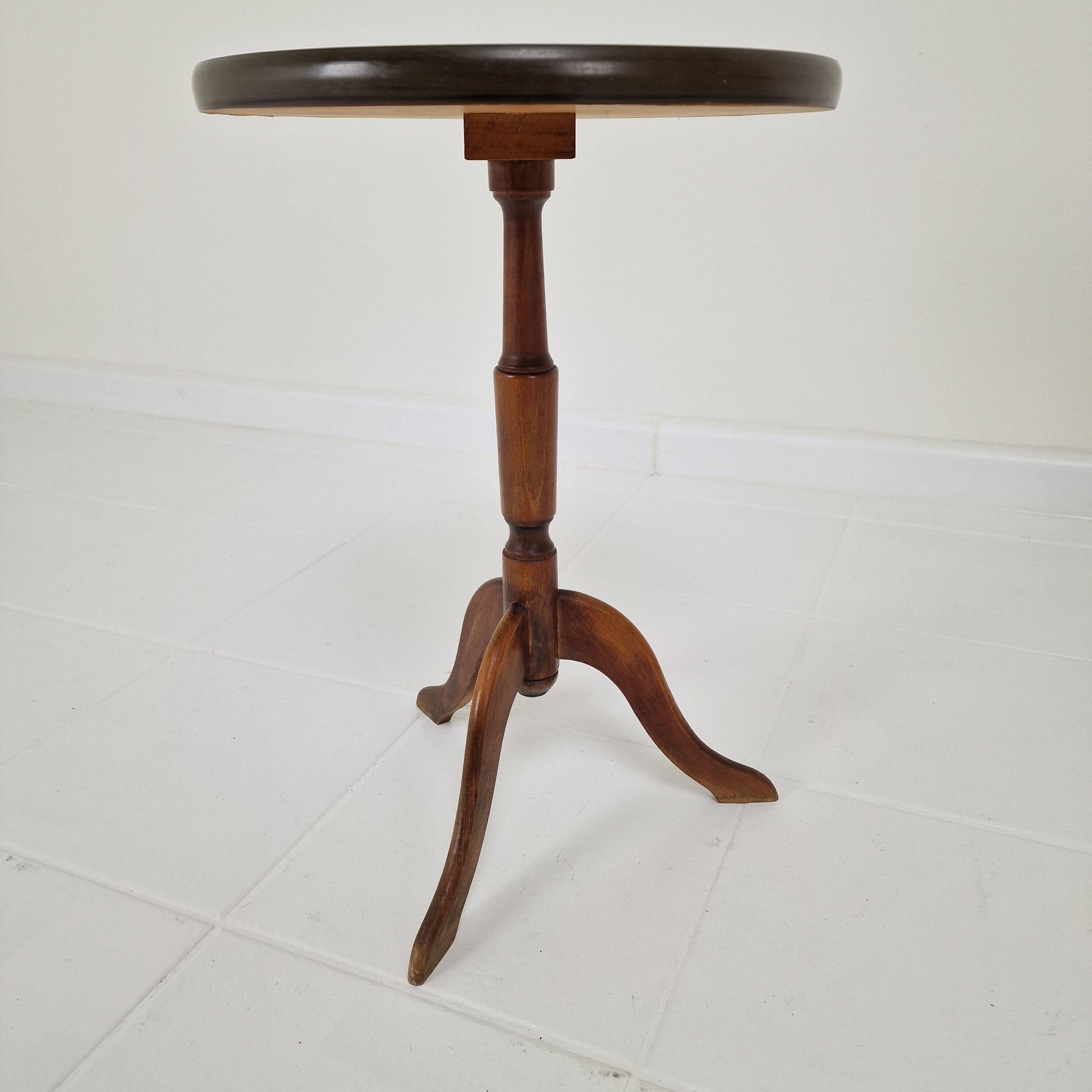 1950s English Mahogany Tripod Table in Georgian Revival Style
