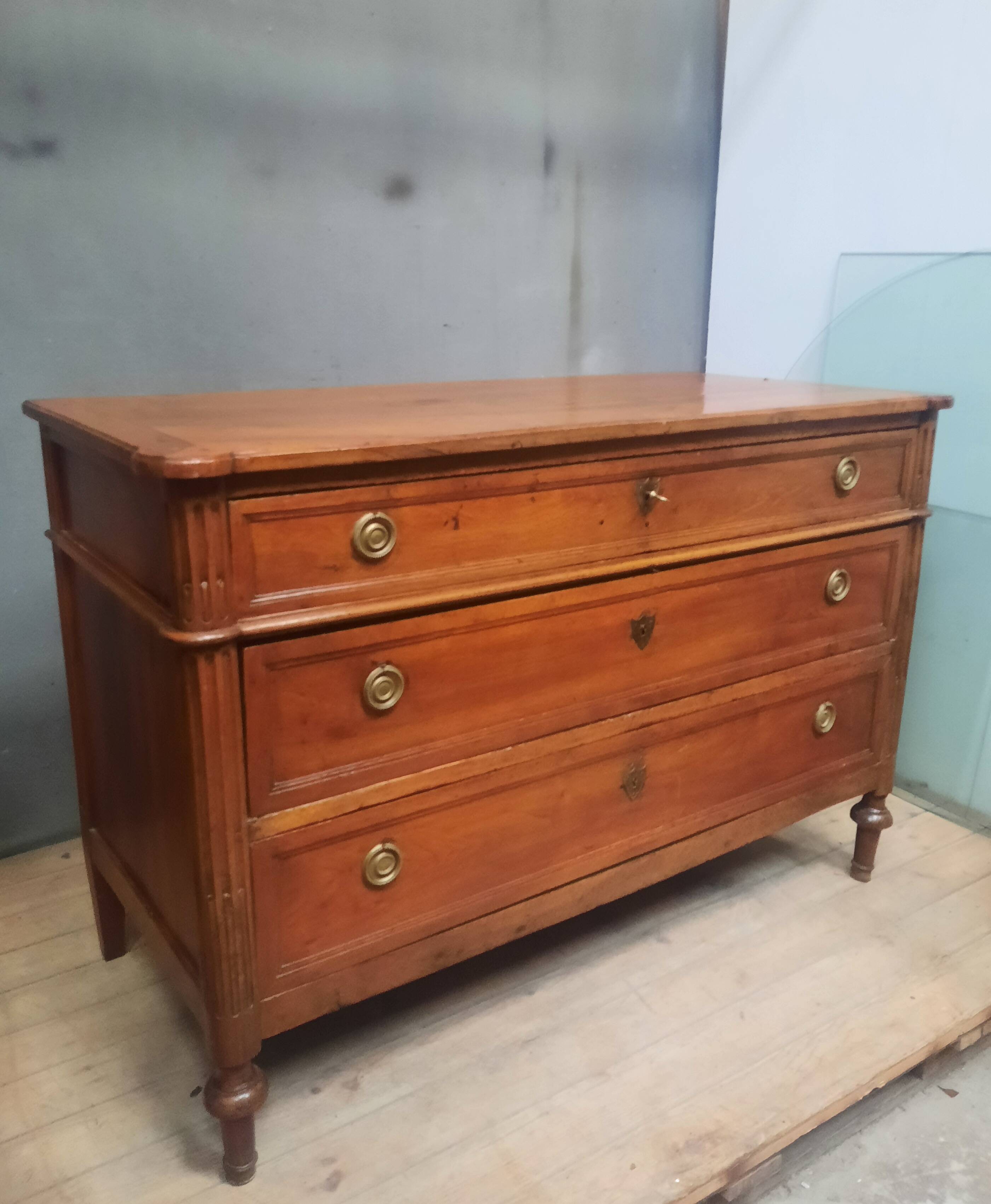 Commode en bous naturel d  epoque Louis XVI