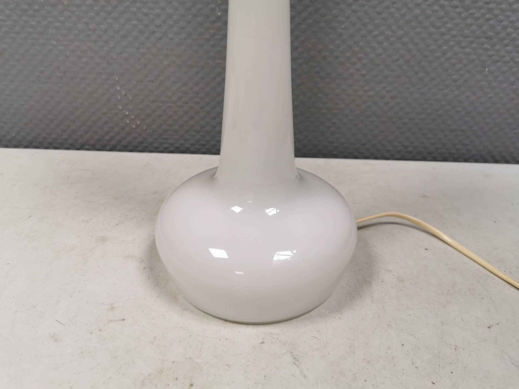 Lampe de table Le Klint, verre opalin blanc laiteux, dessus en laiton, modèle 311