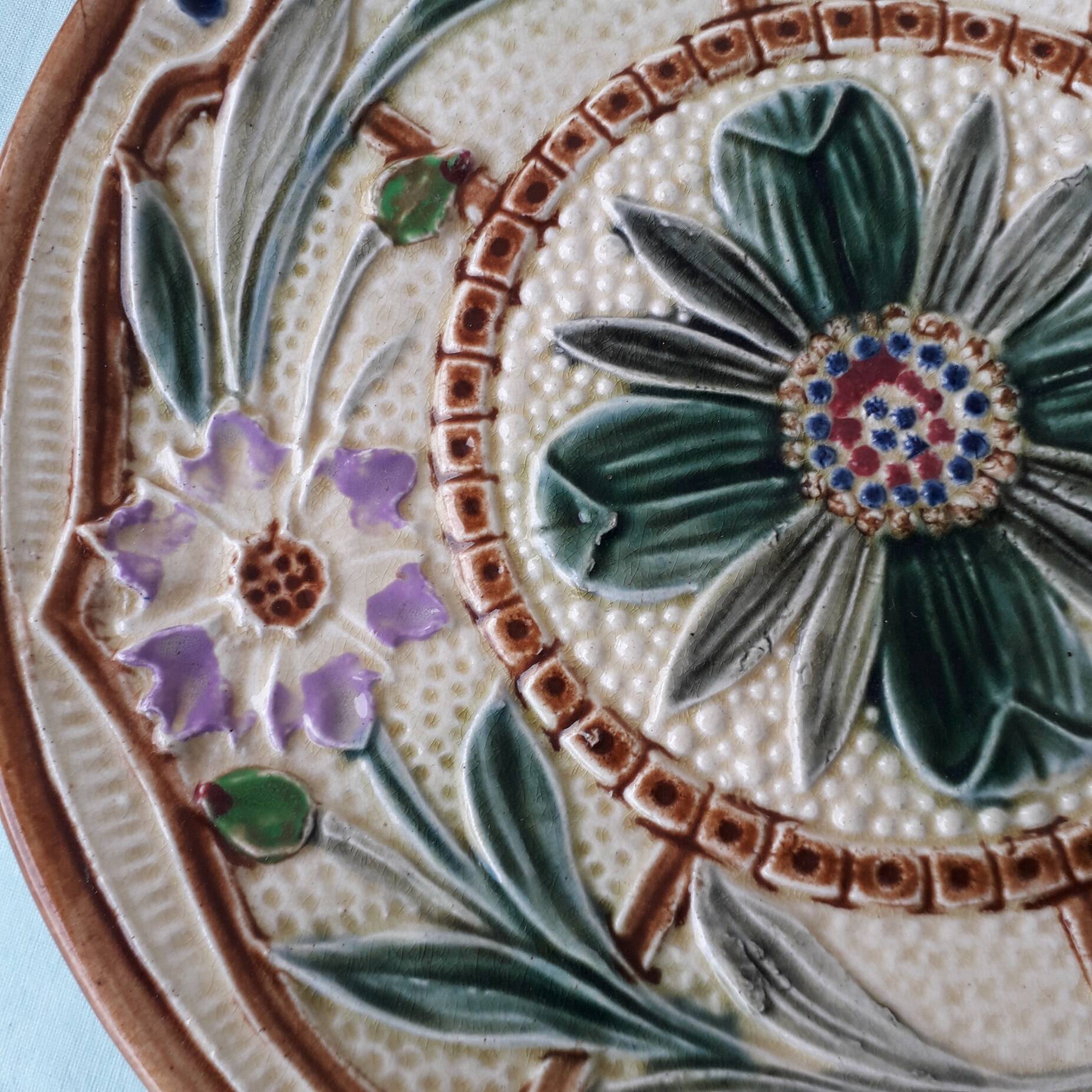 Assiette en barbotine Wasmuël