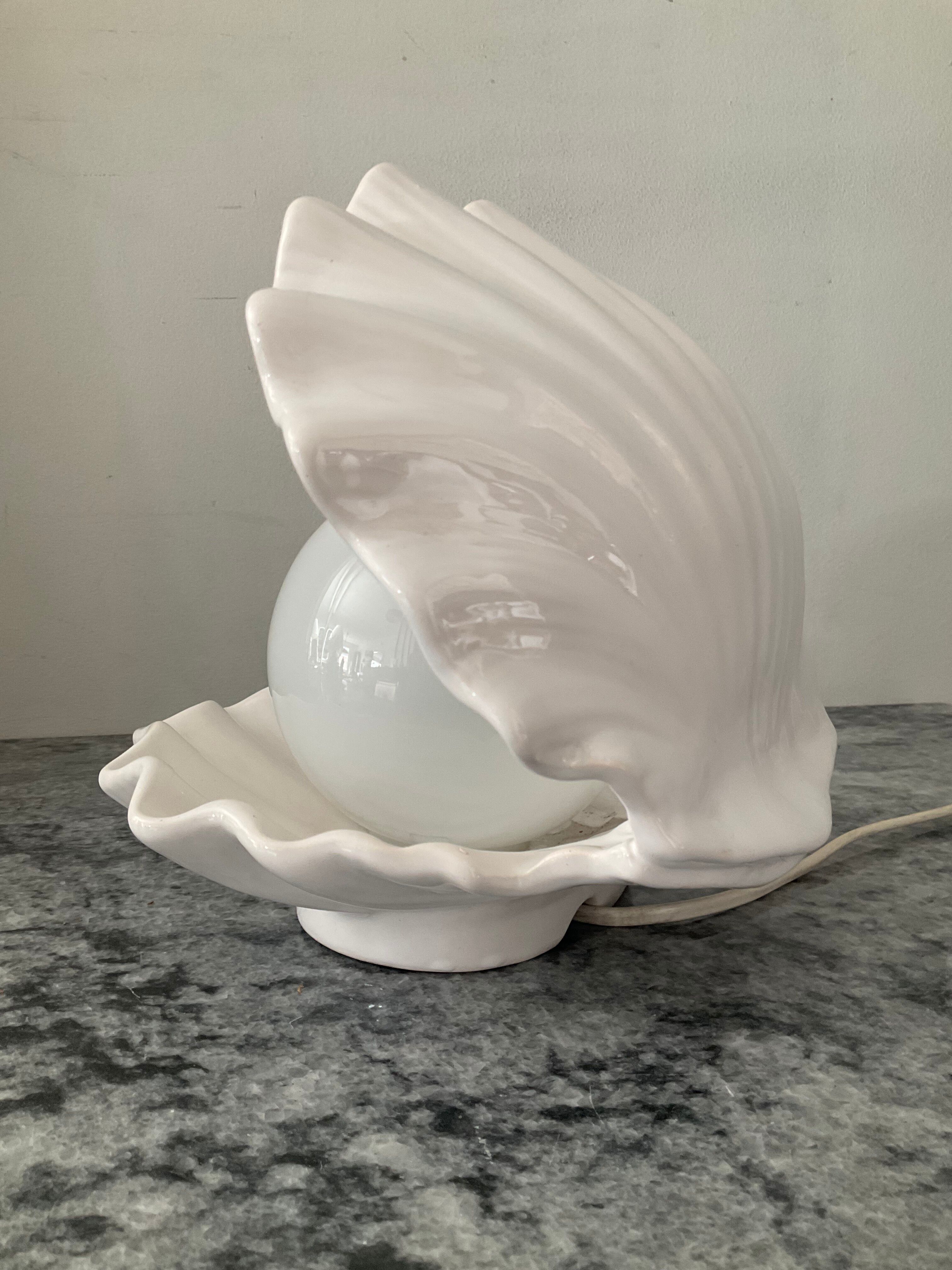 Vintage shell lamp in ceramic and opaline.