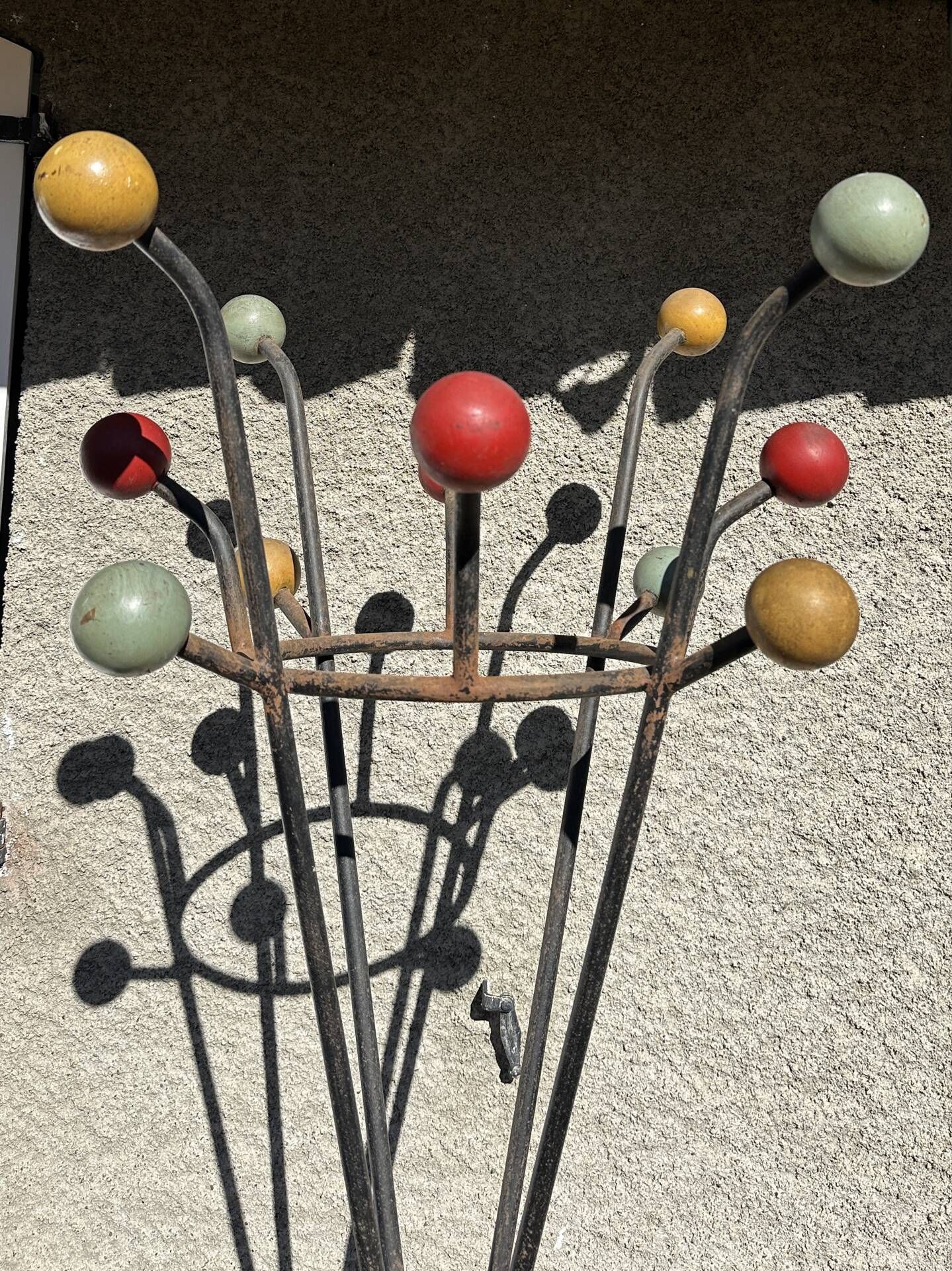 Ancien portemanteau en fer forgé type clé de sol par Roger Féraud