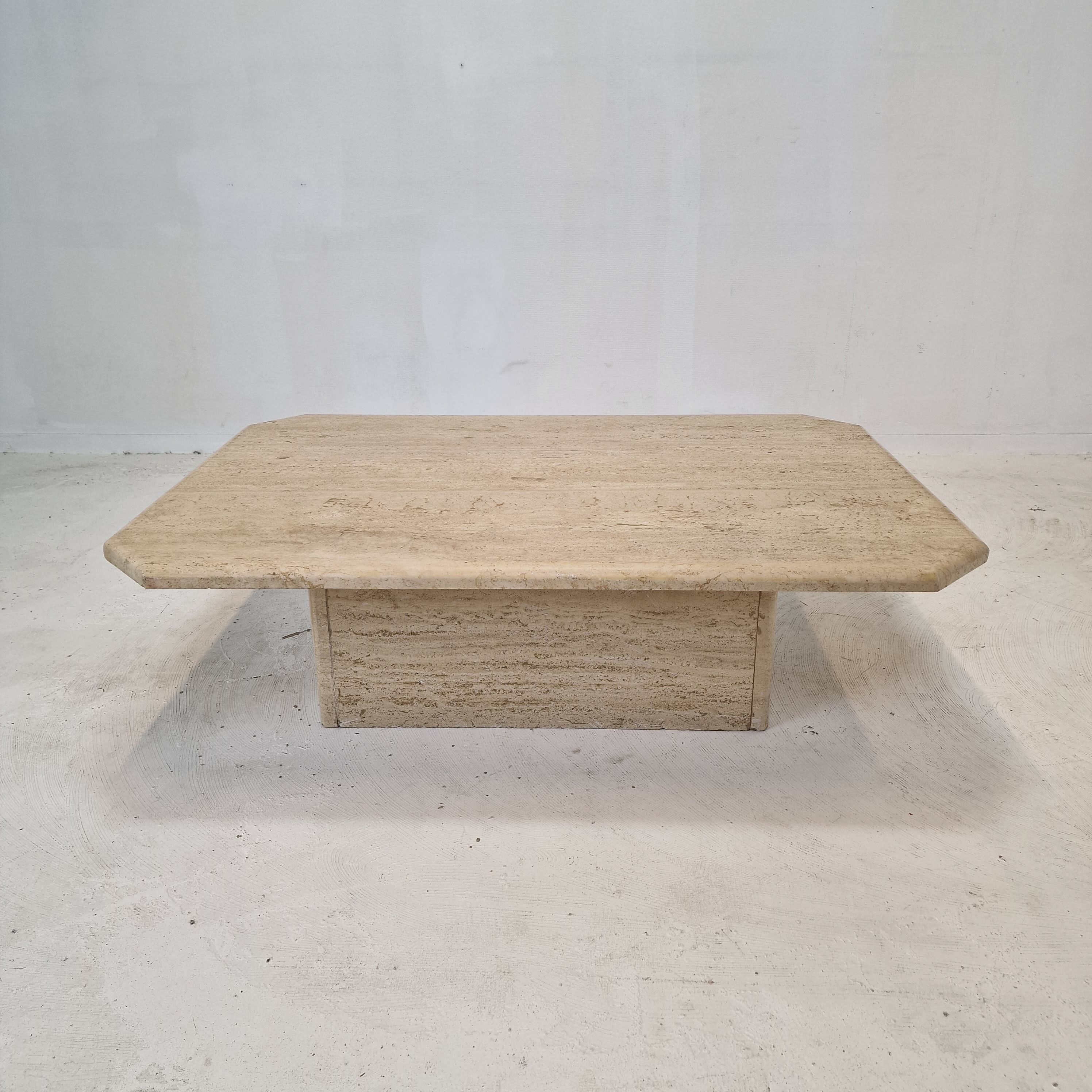 Italian coffee table in travertine, 1980s