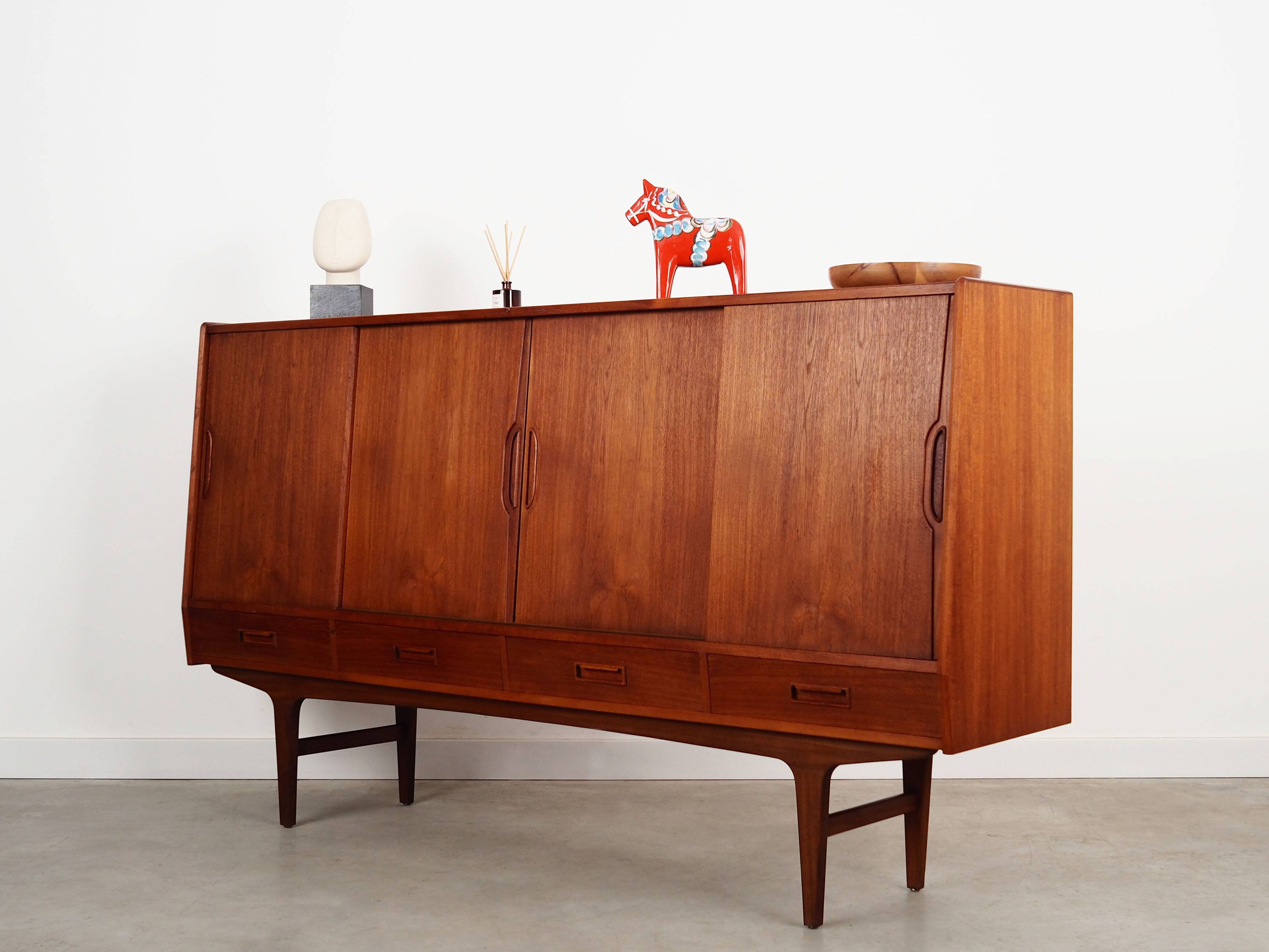 Buffet haut en teck, design danois, années 1970, fabriqué par Børge Dam