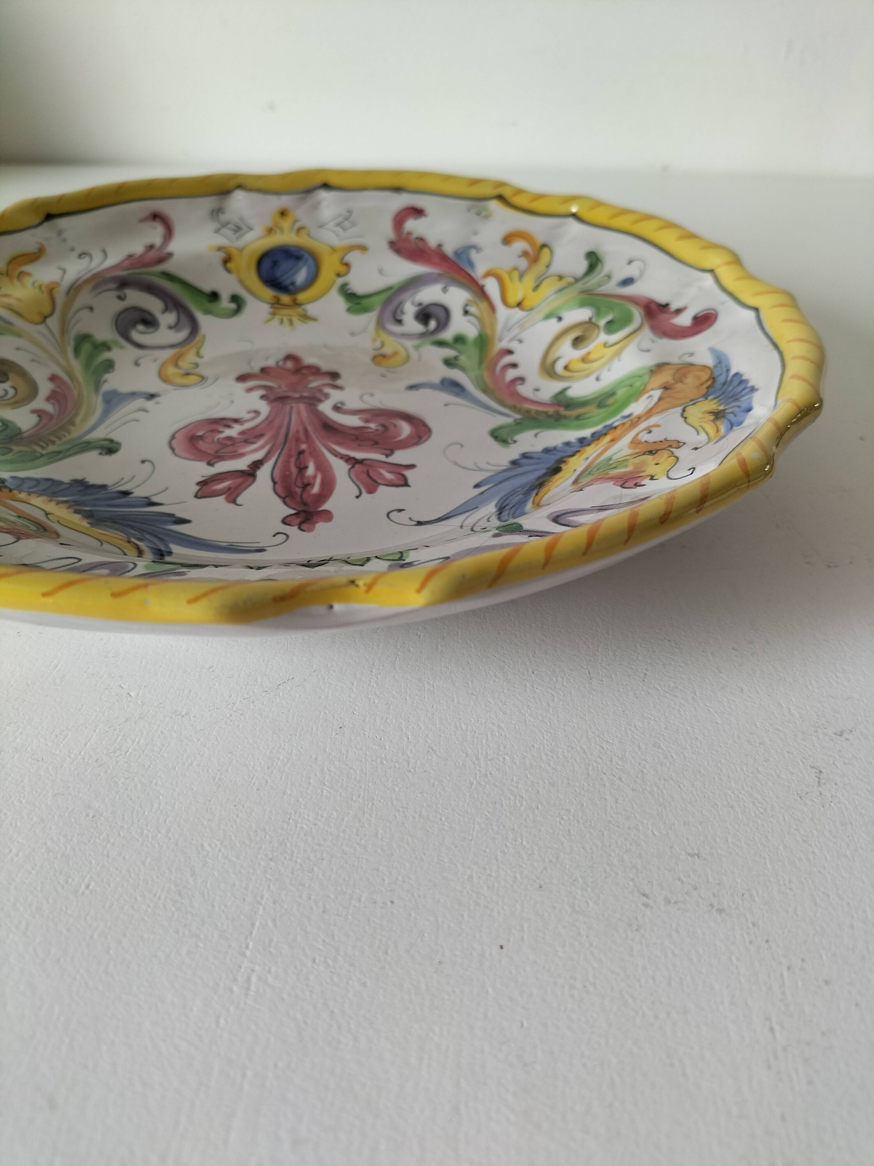 Assiette murale en majolique italienne – décor Renaissance peint à la main