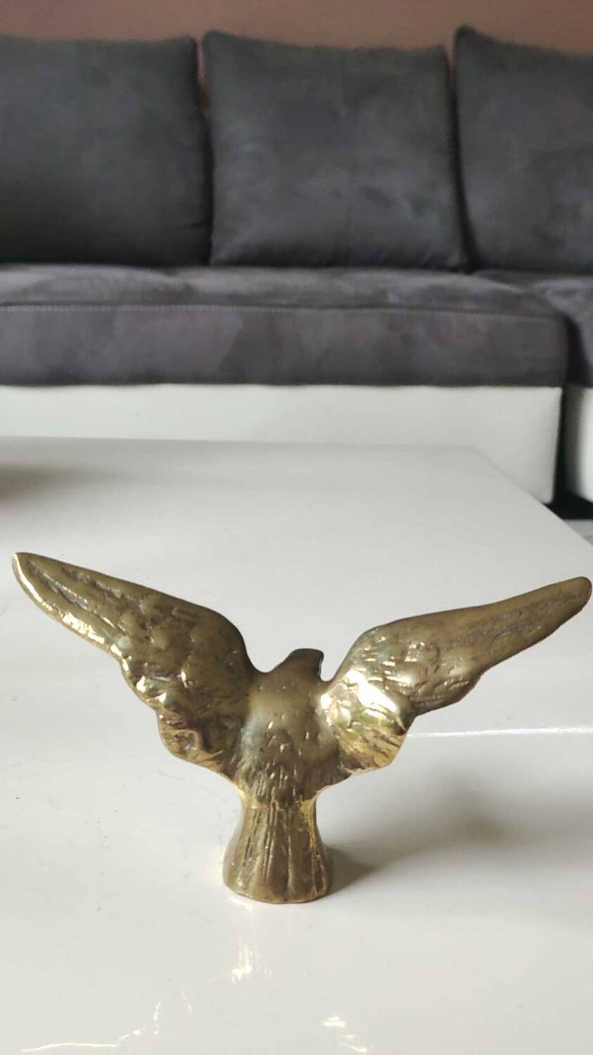 Eagle figurine sculpture with outstretched wings, in solid brass. Size 8 x 15 cm