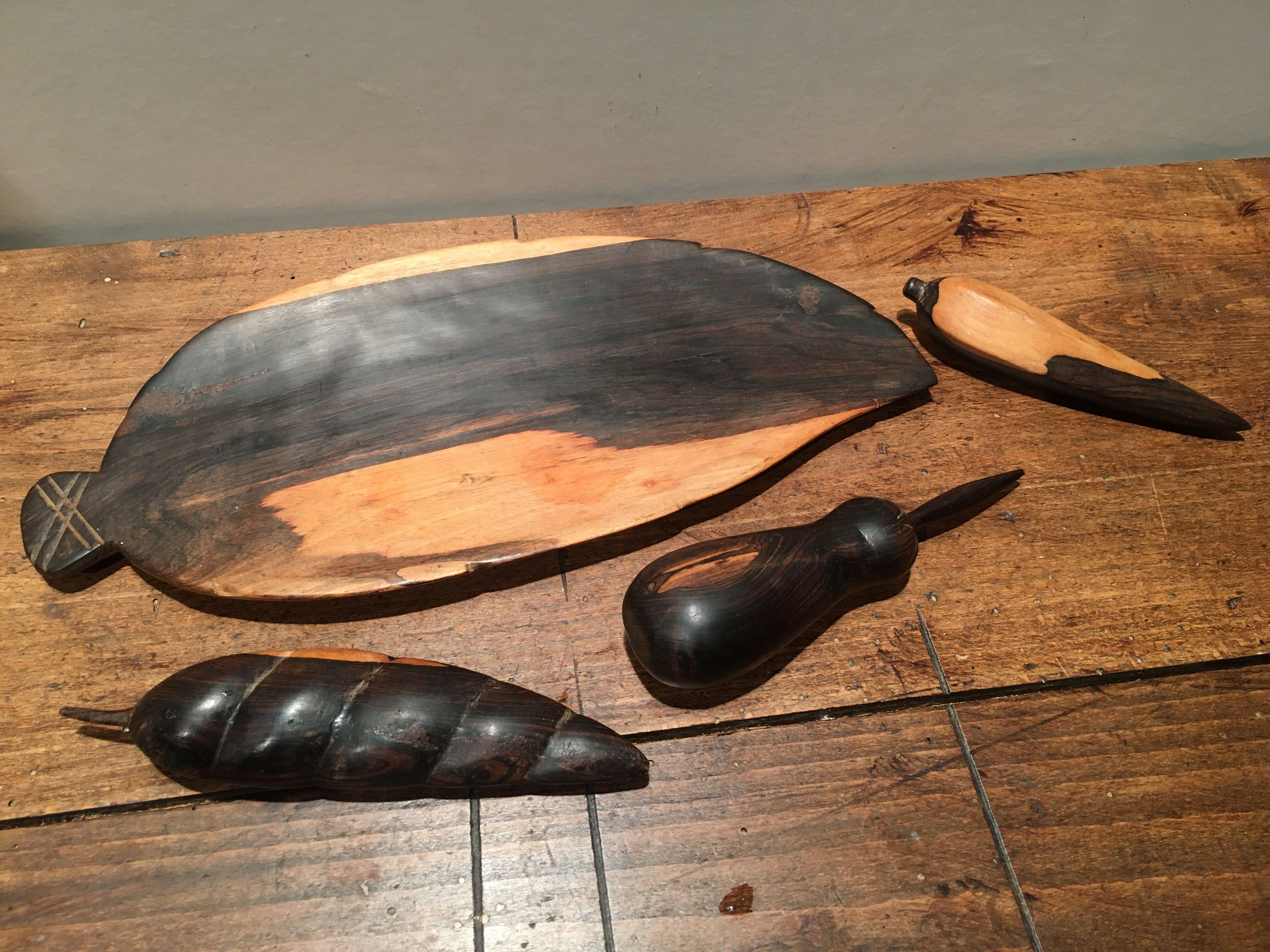 Tray and its wooden fruits. Tribal art