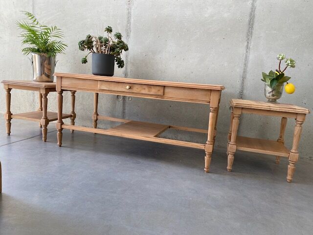 Coffee table double pull-out trays