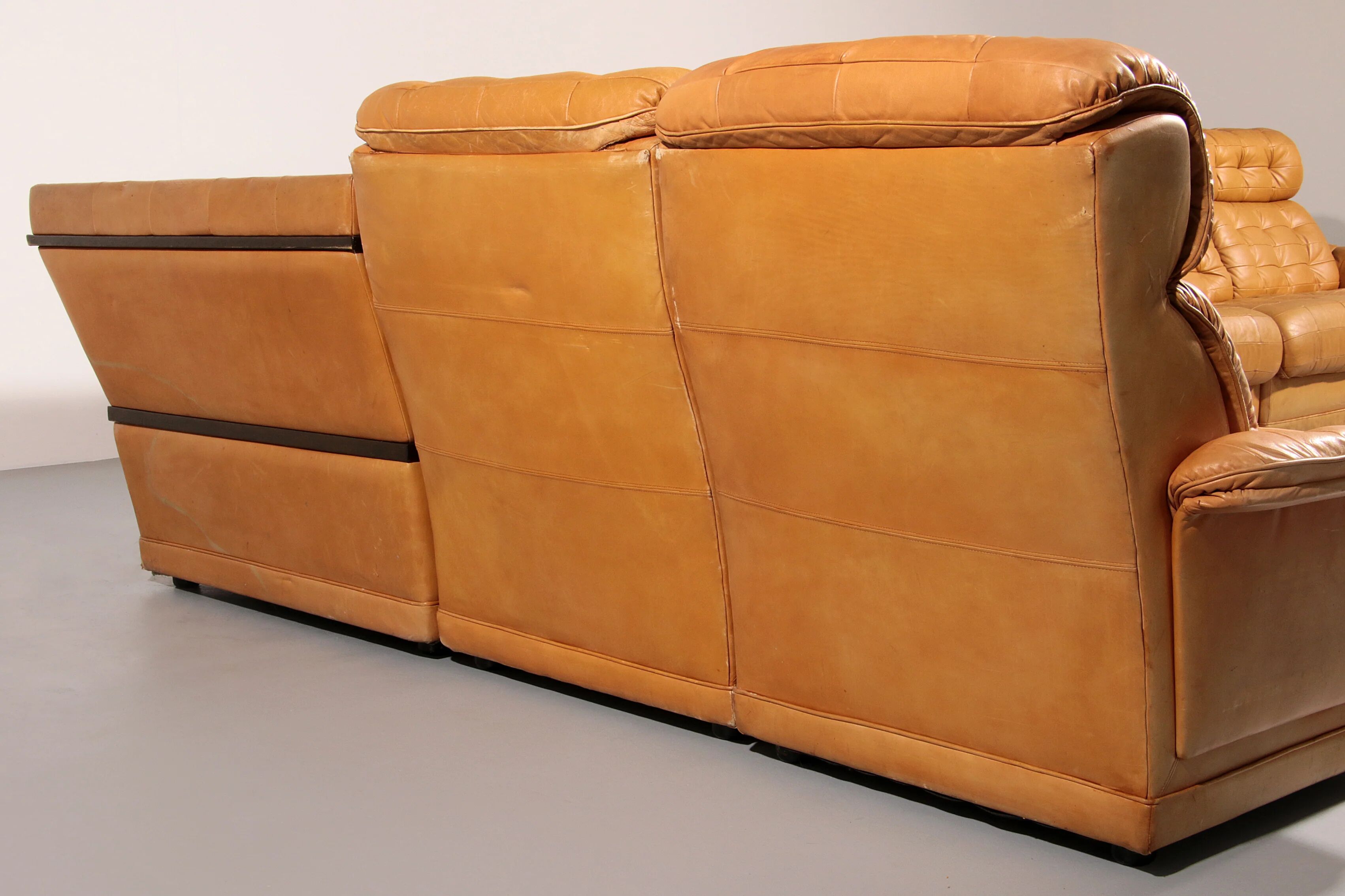 Superbe ensemble de canapés modulaires en cuir cognac des années 1970.
