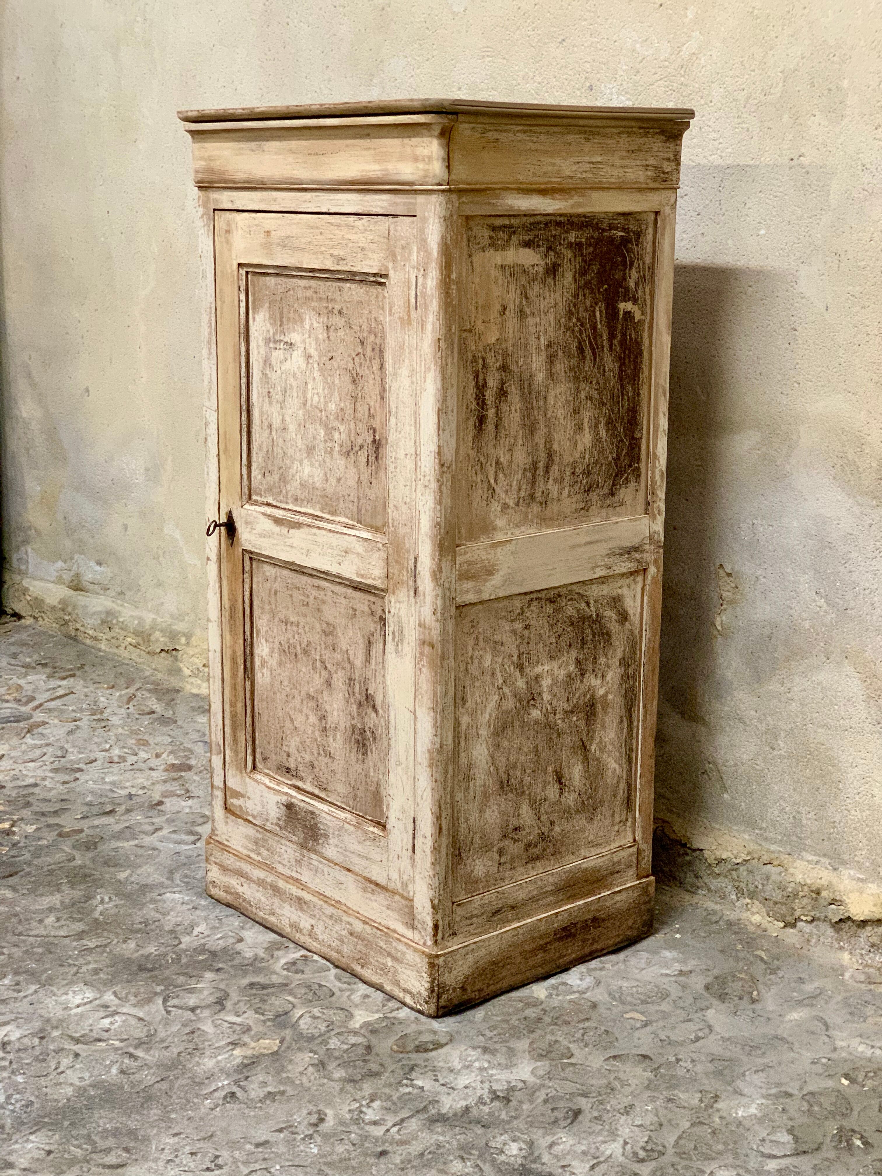 Bonnetière cabinet 1920