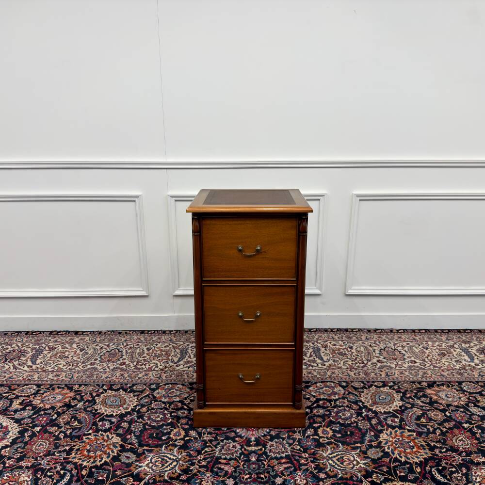 Classic Englisch Chest of Drawers